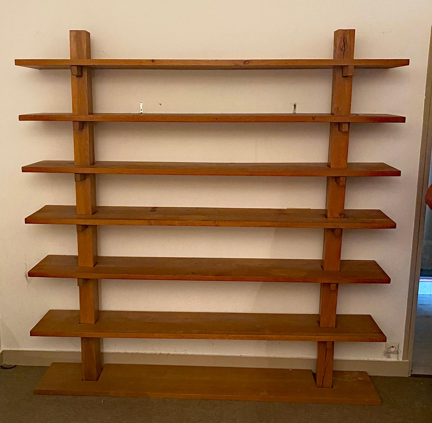 Travail de l'Artistics : Grande étagère / bibliothèque en Oak vers 1960, bois sélectionné, assemblage à la clé. en vente 1
