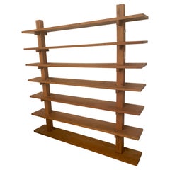 Travail de l'Artistics : Grande étagère / bibliothèque en Oak vers 1960, bois sélectionné, assemblage à la clé.