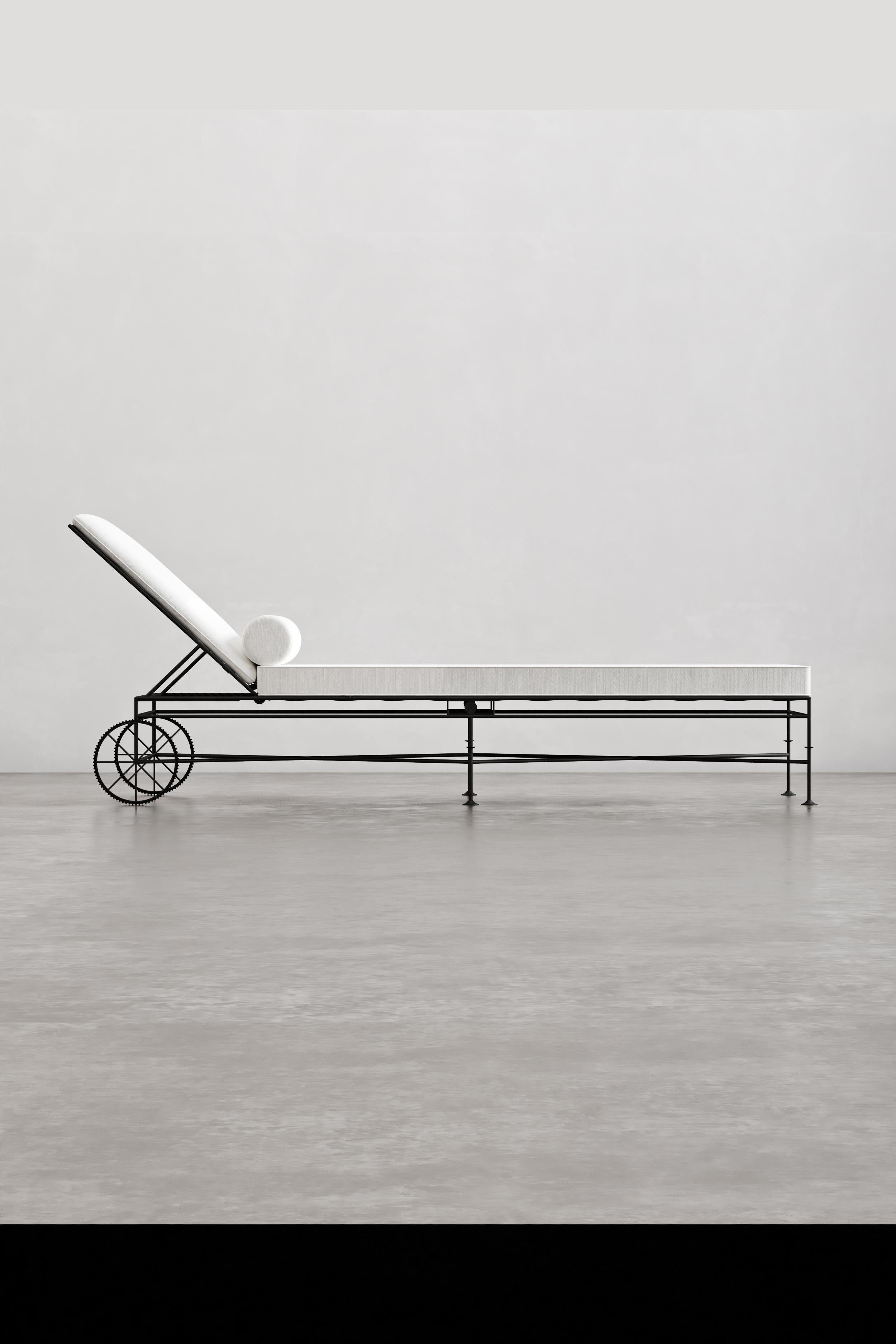 Sculpté à la main Chaise longue simple Artizan Unarmed en vente