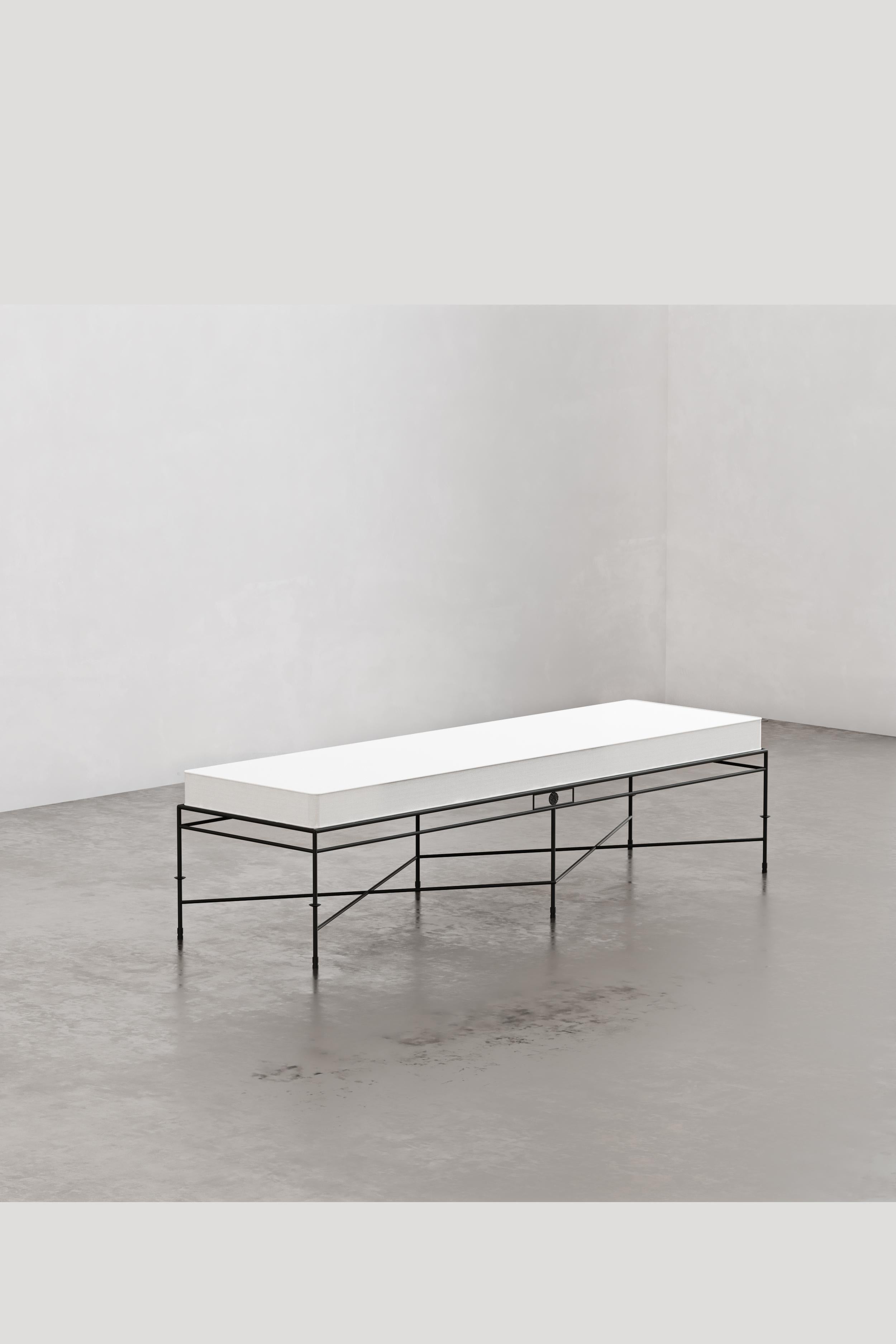 Artizan Dreisitzbank Crossbar (Handgeschnitzt) im Angebot