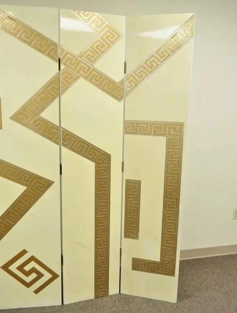 Legno Artmax Divisorio per ambienti in stile Hollywood Regency con chiave greca a 4 pannelli con schermo in oro crema in vendita