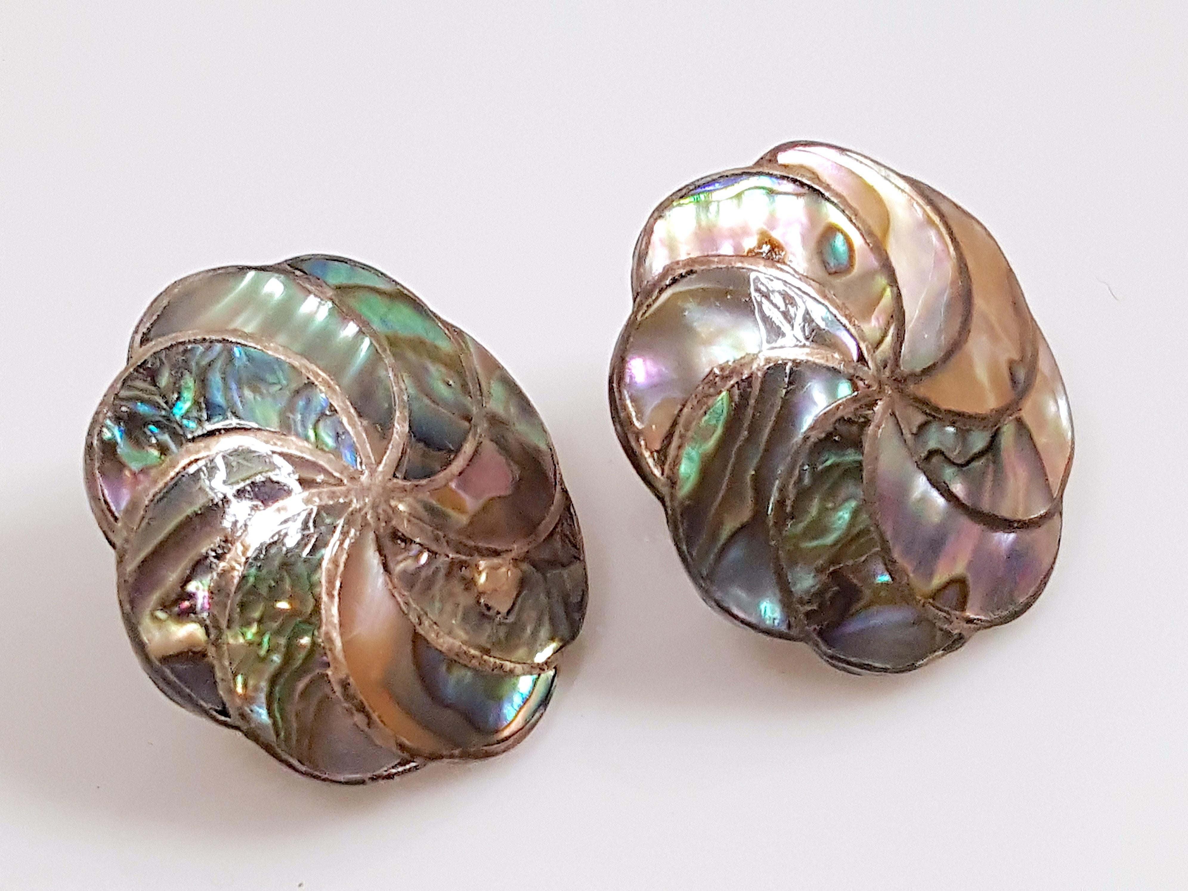 ArtNouveau Antike niederländische Perlen-Intarsien-Ohrringe aus Sterling mit Blumenmotiv und Schraubverschluss (Art nouveau) im Angebot