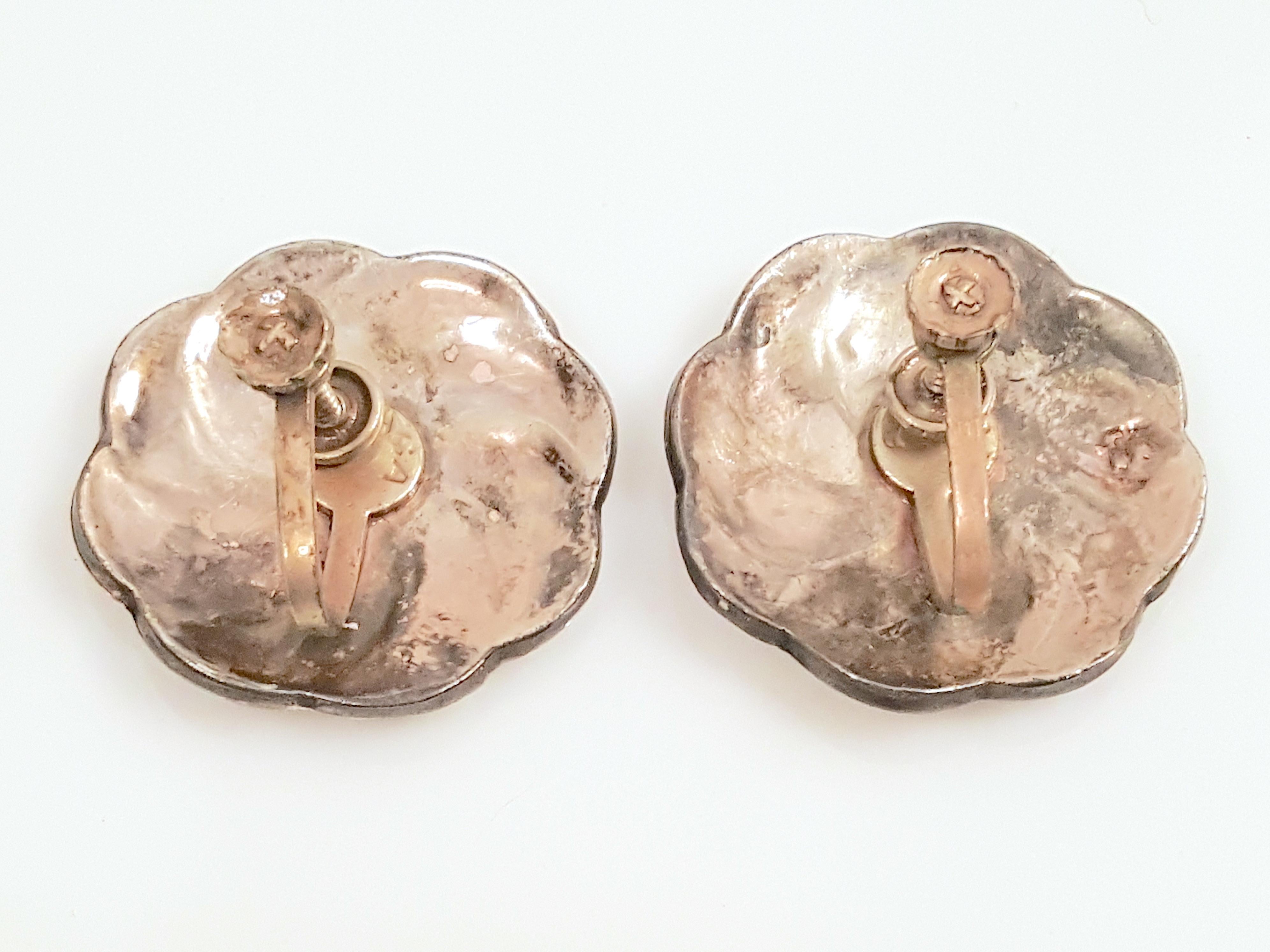 ArtNouveau Antike niederländische Perlen-Intarsien-Ohrringe aus Sterling mit Blumenmotiv und Schraubverschluss (Gemischter Schliff) im Angebot