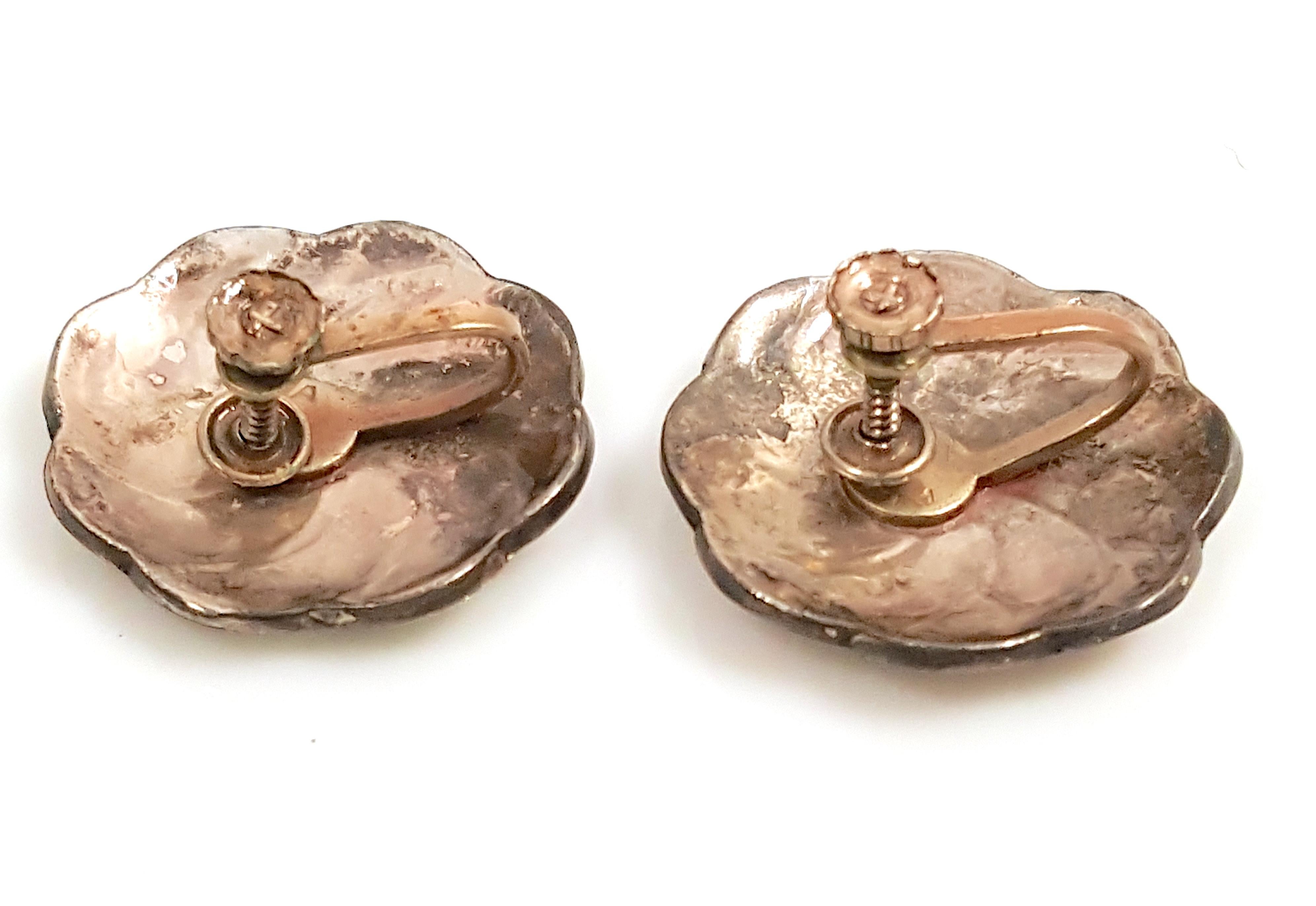 ArtNouveau Antike niederländische Perlen-Intarsien-Ohrringe aus Sterling mit Blumenmotiv und Schraubverschluss im Zustand „Gut“ im Angebot in Chicago, IL