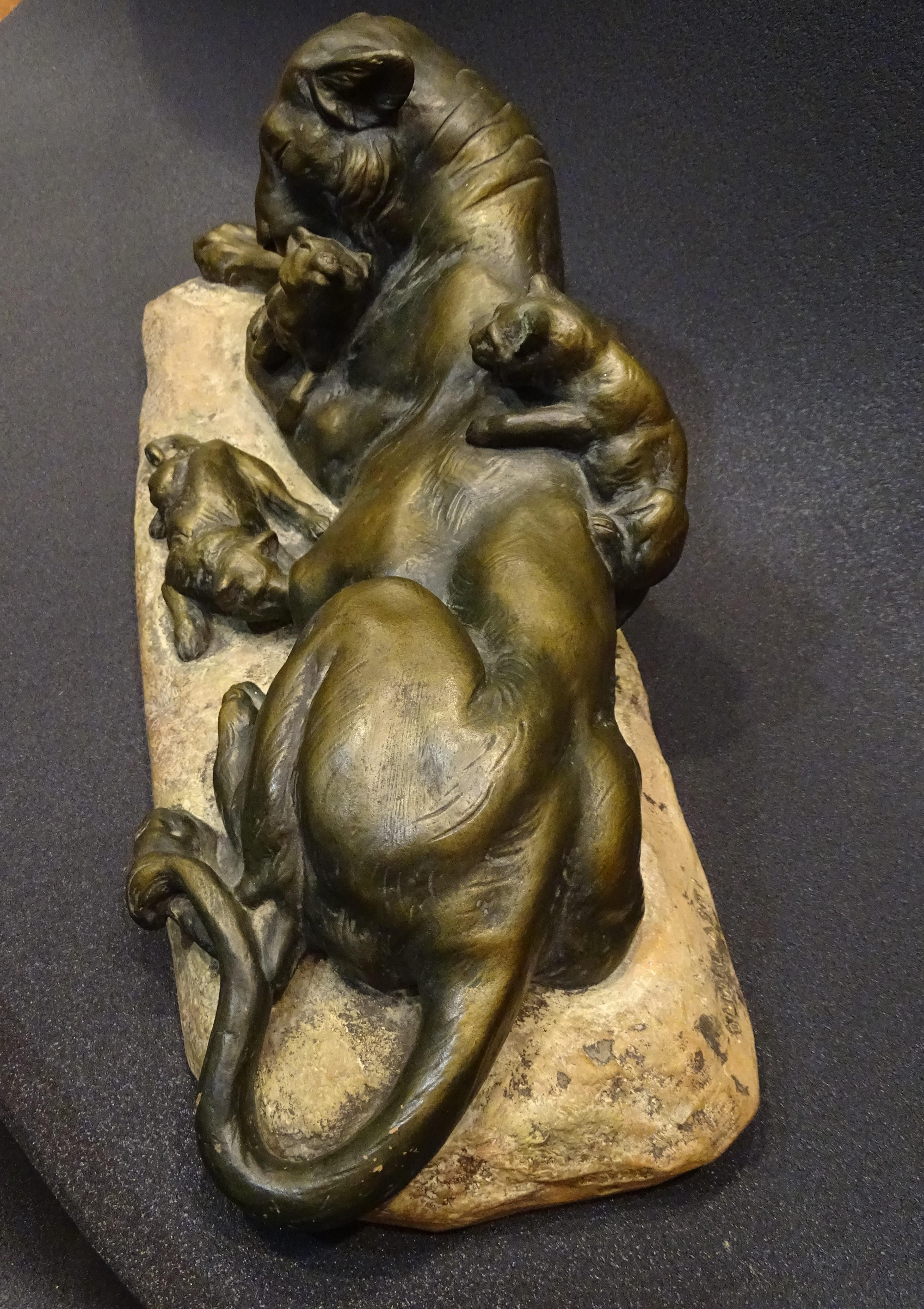 Italienische Jugendstil-Scupture-Terrakotta im Jugendstil, Löwe mit ihren Löwen, A Amorgasti 3