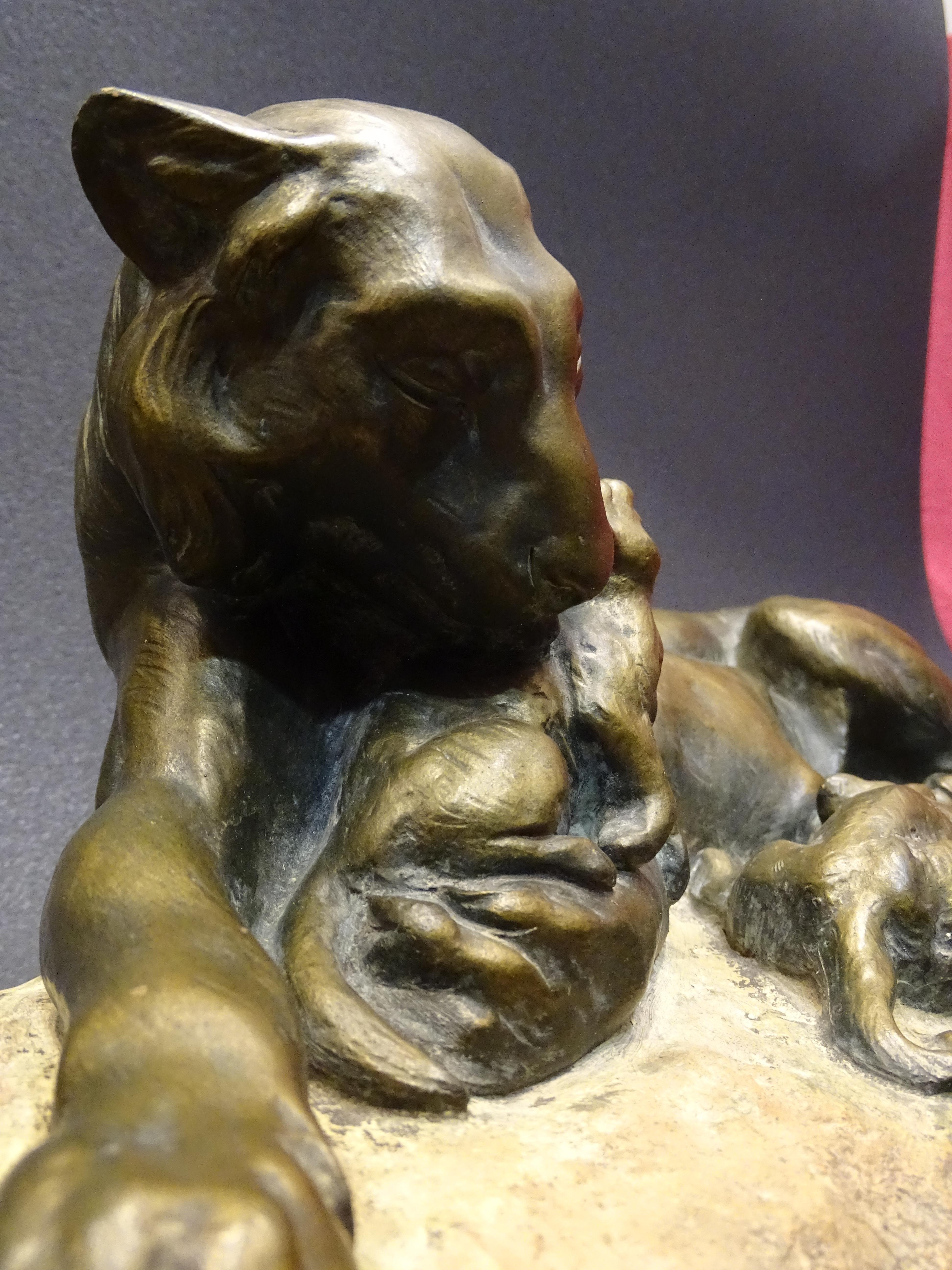 Italienische Jugendstil-Scupture-Terrakotta im Jugendstil, Löwe mit ihren Löwen, A Amorgasti 5