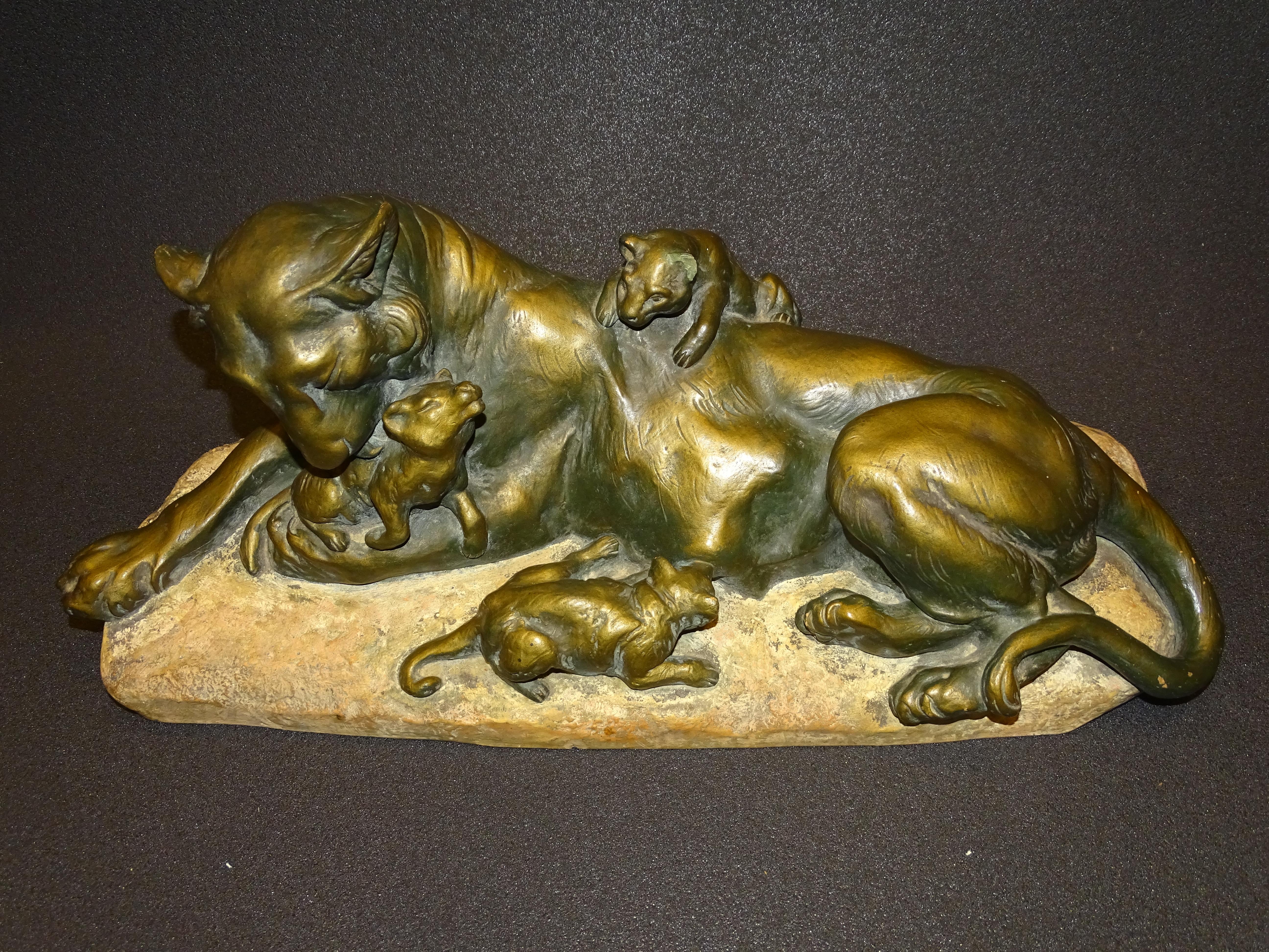Sculpté à la main Sculpture italienne Art Nouveau en terre cuite, Lions avec ses lions, A Amorgasti en vente