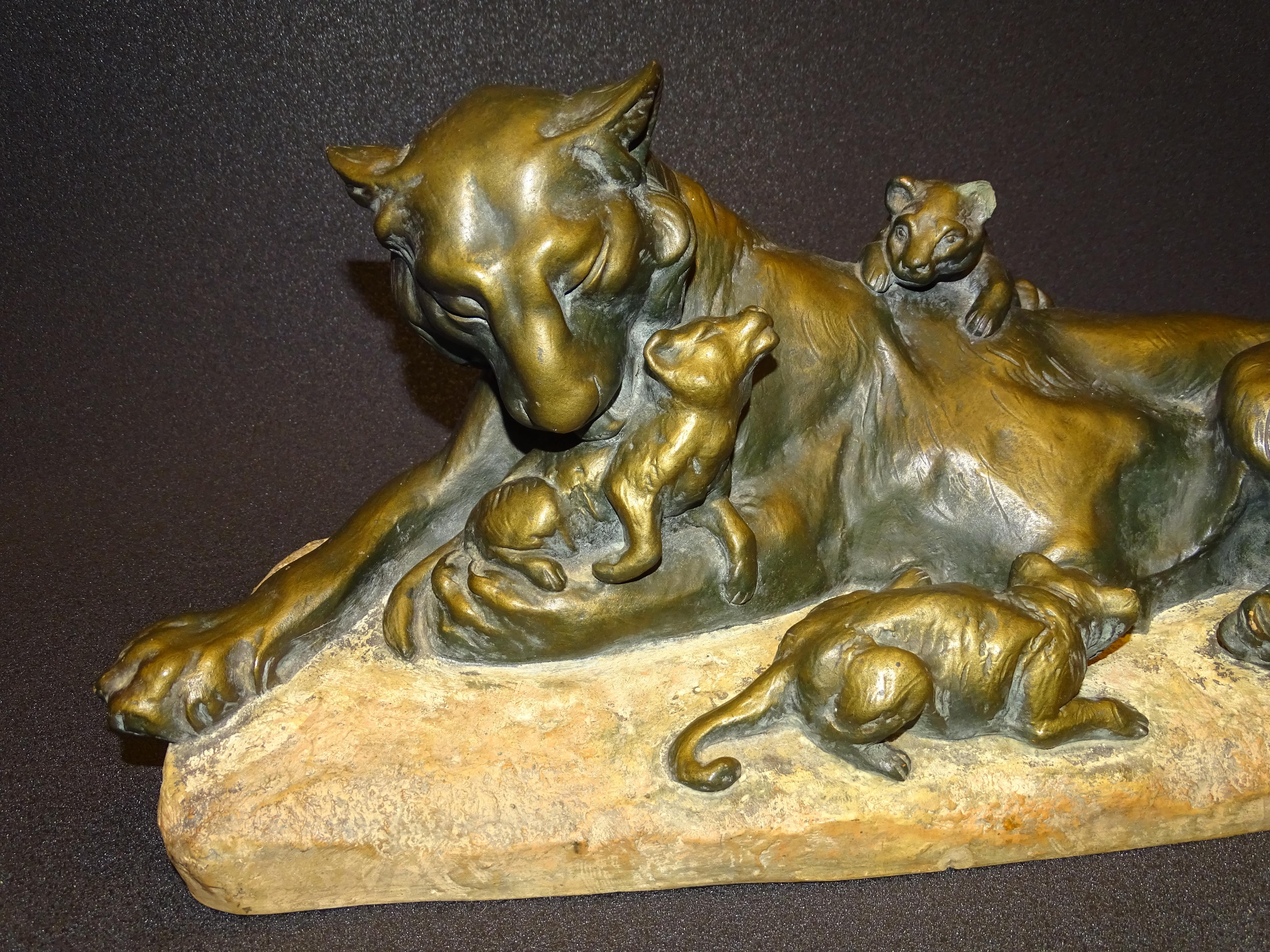 Italienische Jugendstil-Scupture-Terrakotta im Jugendstil, Löwe mit ihren Löwen, A Amorgasti (Handgeschnitzt) im Angebot