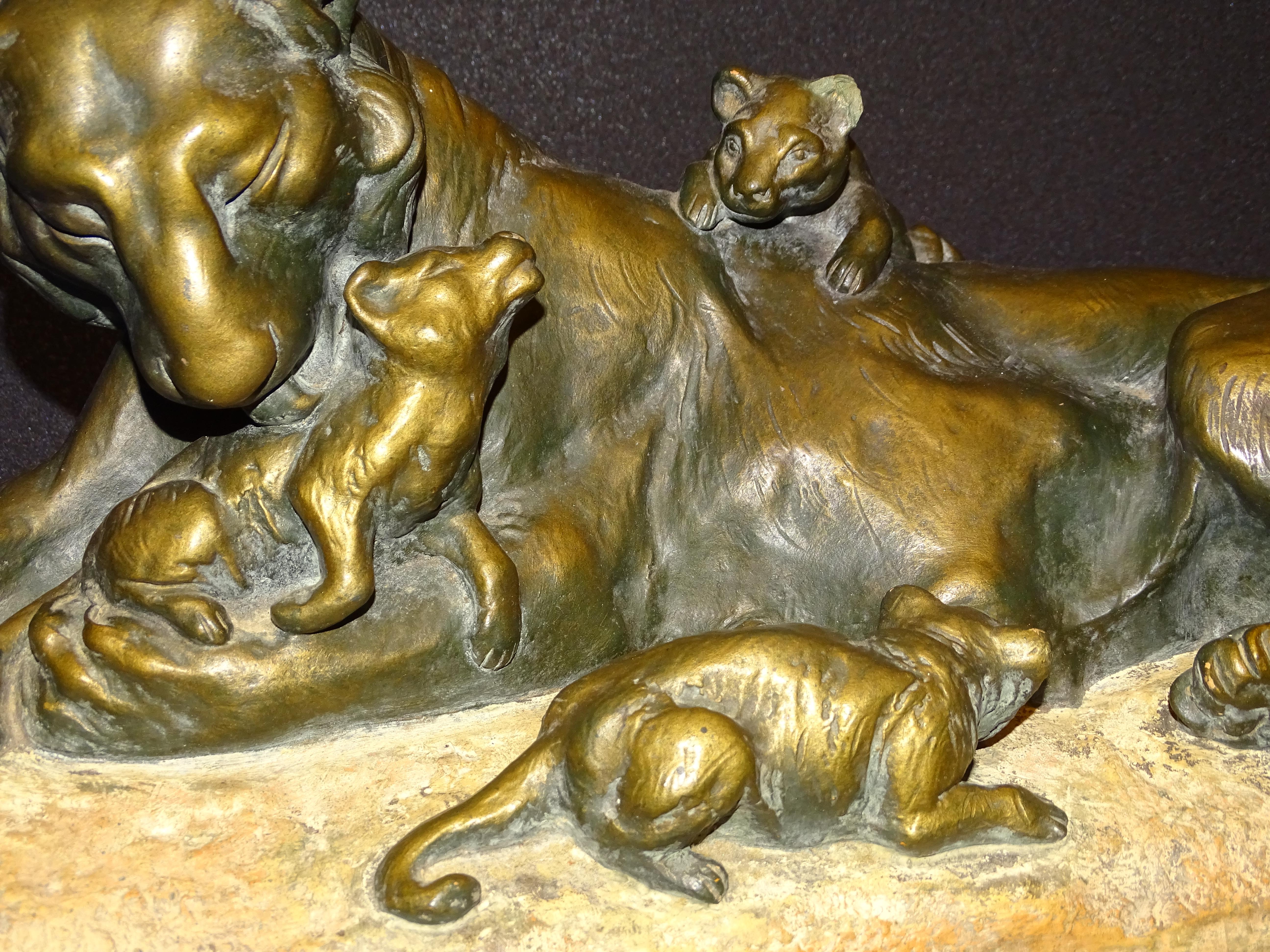 Italienische Jugendstil-Scupture-Terrakotta im Jugendstil, Löwe mit ihren Löwen, A Amorgasti im Zustand „Gut“ im Angebot in Valladolid, ES