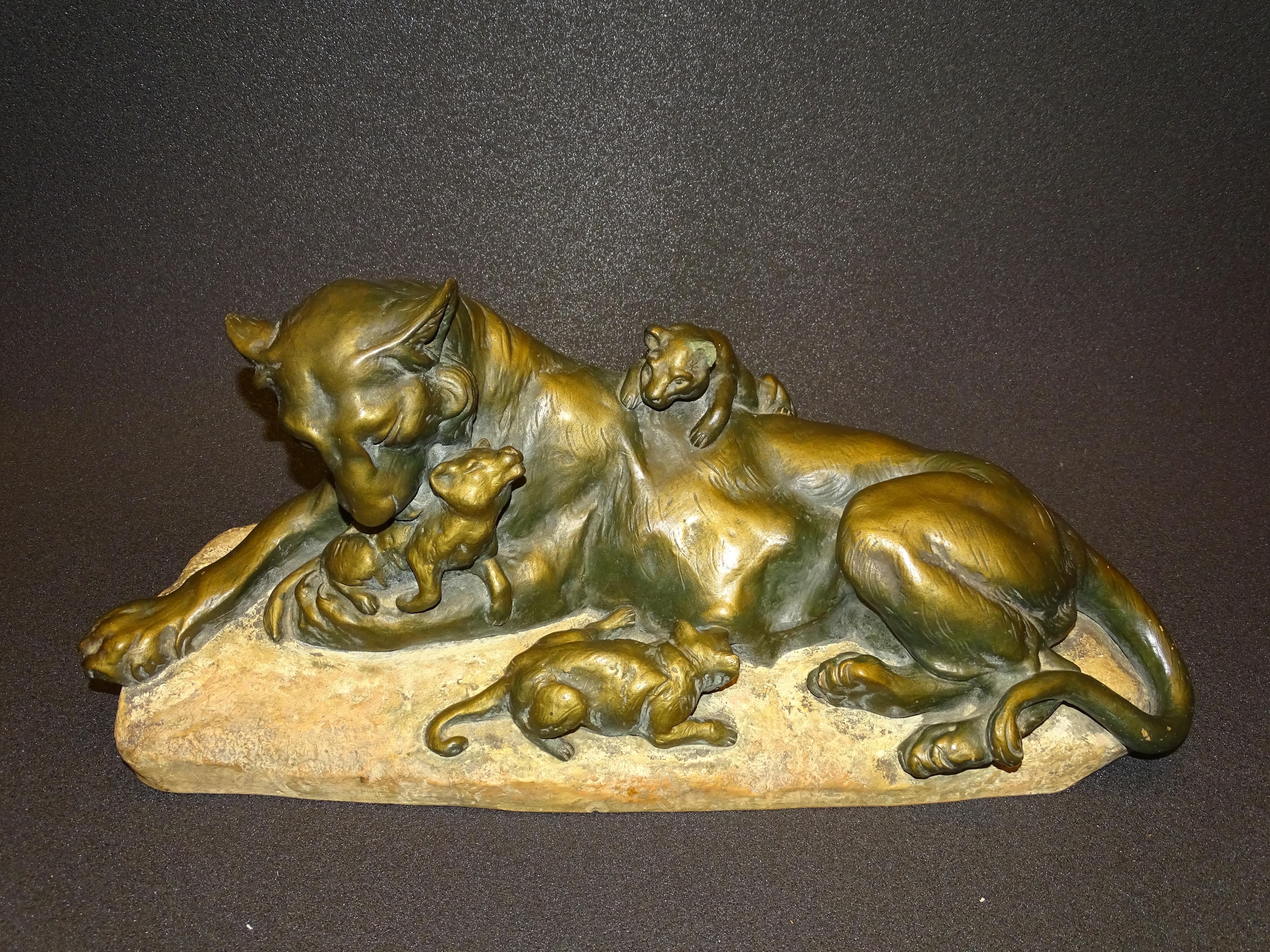 Italienische Jugendstil-Scupture-Terrakotta im Jugendstil, Löwe mit ihren Löwen, A Amorgasti (Frühes 20. Jahrhundert) im Angebot