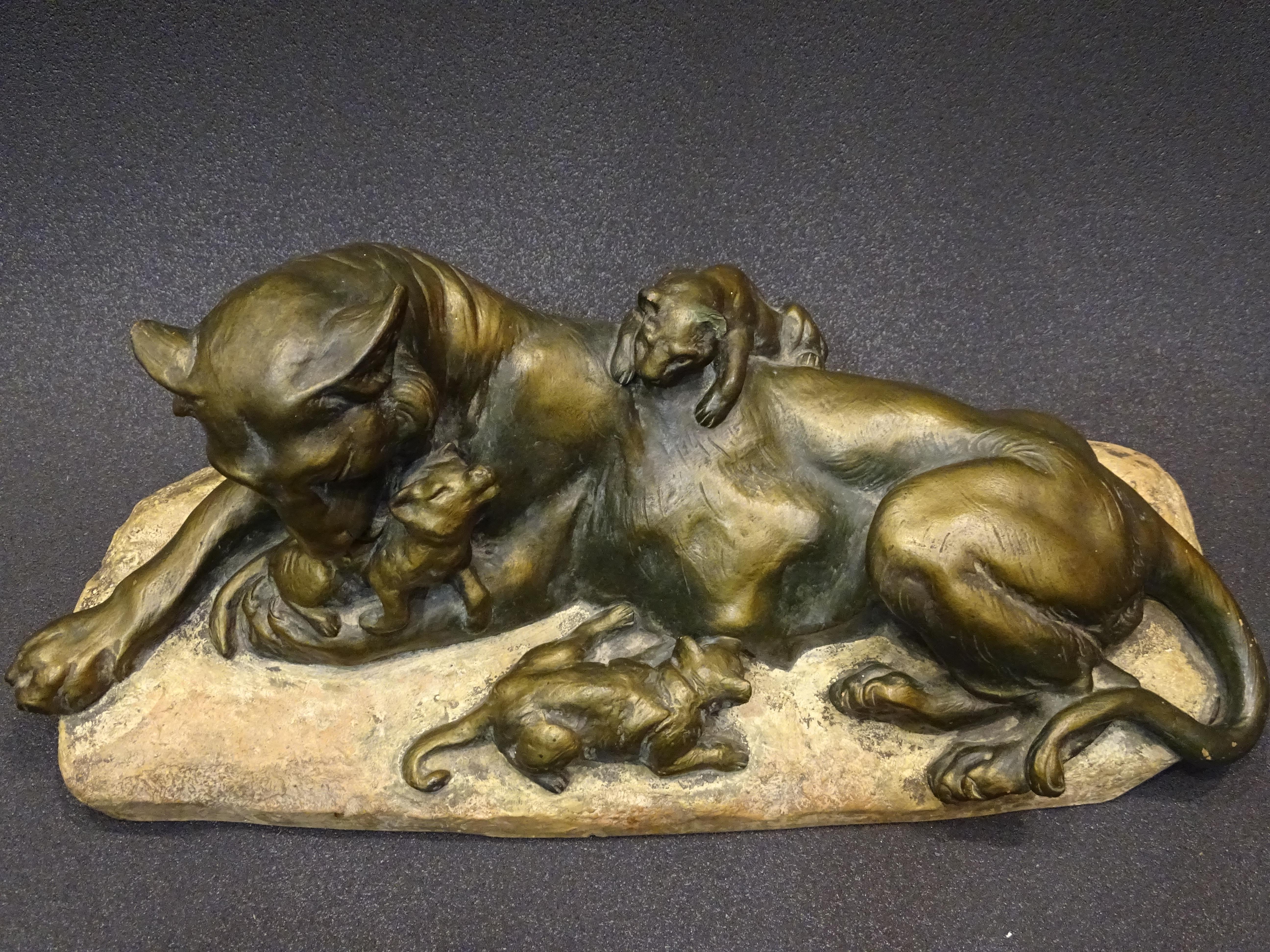 Italienische Jugendstil-Scupture-Terrakotta im Jugendstil, Löwe mit ihren Löwen, A Amorgasti im Angebot 1