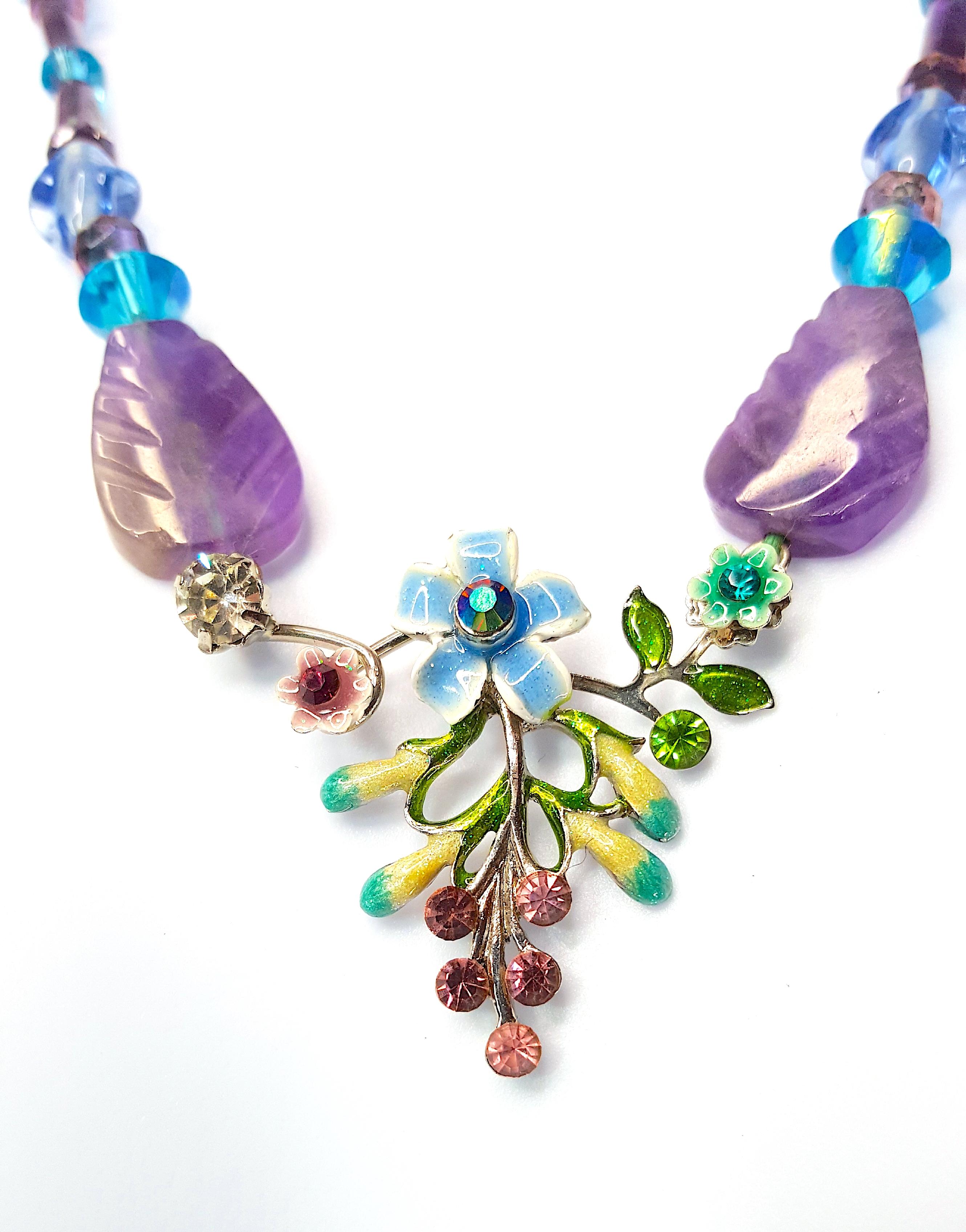 Epitomisant le mouvement Art Nouveau, ce collier sautoir antique postérieur à 1912 avec un pendentif en or blanc ajouré et un fermoir en filigrane présente un arc-en-ciel de perles précieuses fabriquées à la main - dont les plus grandes sont des