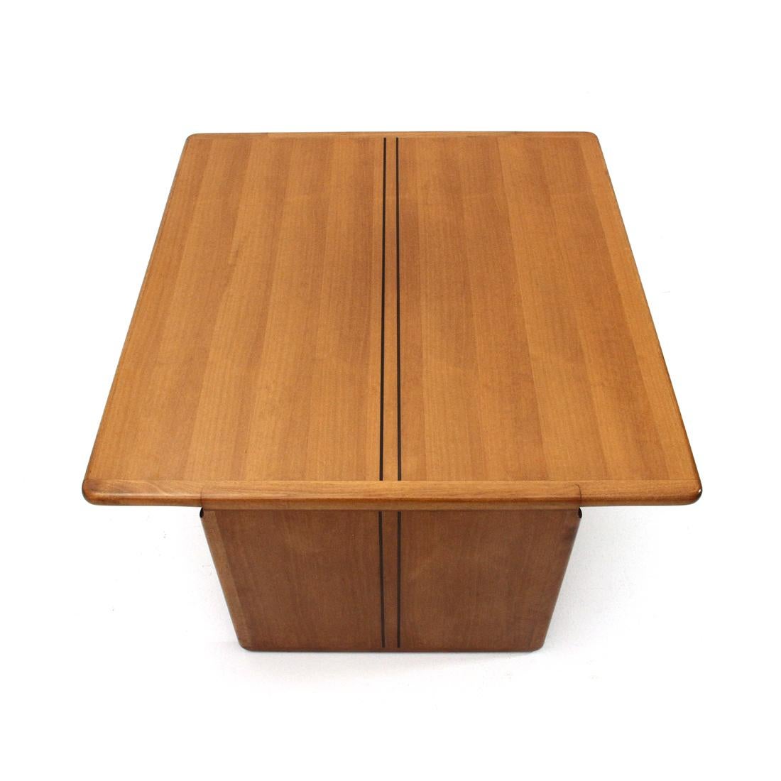 Coffee table produced by Max Alto based on a project by the Afra and Tobia Scarpa architects in the 1970s.
Veneered wood structure with black decorative bands.
Solid wood edges.
Good general conditions, some signs due to normal use over