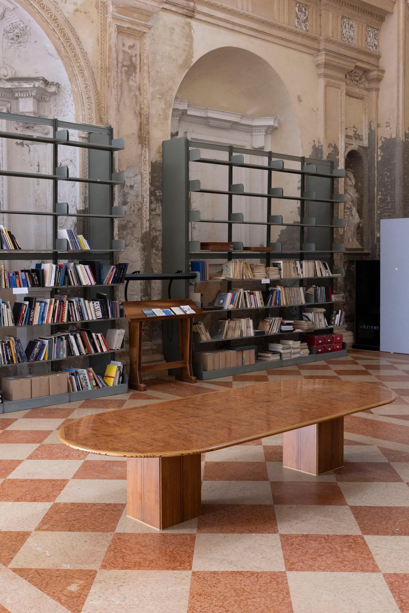 Artona dining table by Afra & Tobia Scarpa, produced by Maxalto

Elegant dining table from the Artona series, designed by Afra & Tobia Scarpa.
Crafted with a solid walnut wood structure and finished with striking walnut burl veneers, this piece is a