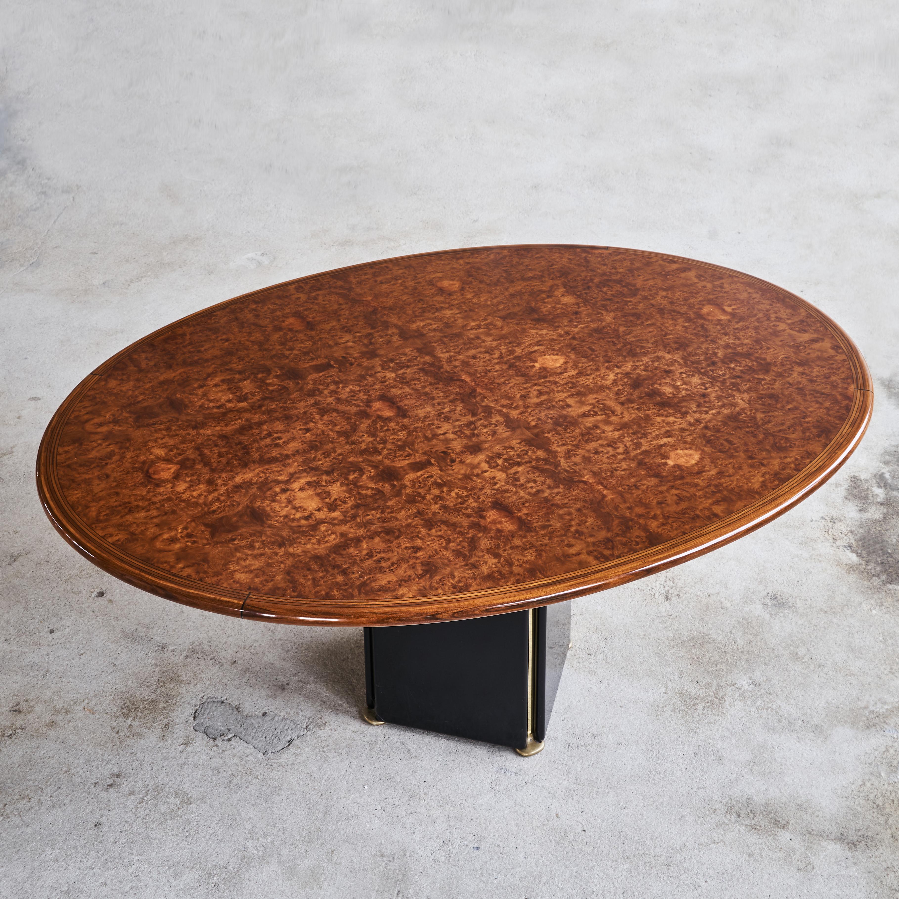 Fantastic oval shaped dining table in burl wood, walnut and brass by Afra & Tobia Scarpa. Classical in proportions and beautifully crafted with high attention to detail. A well known design by the famous Scarpa designer couple, made for Maxalto –
