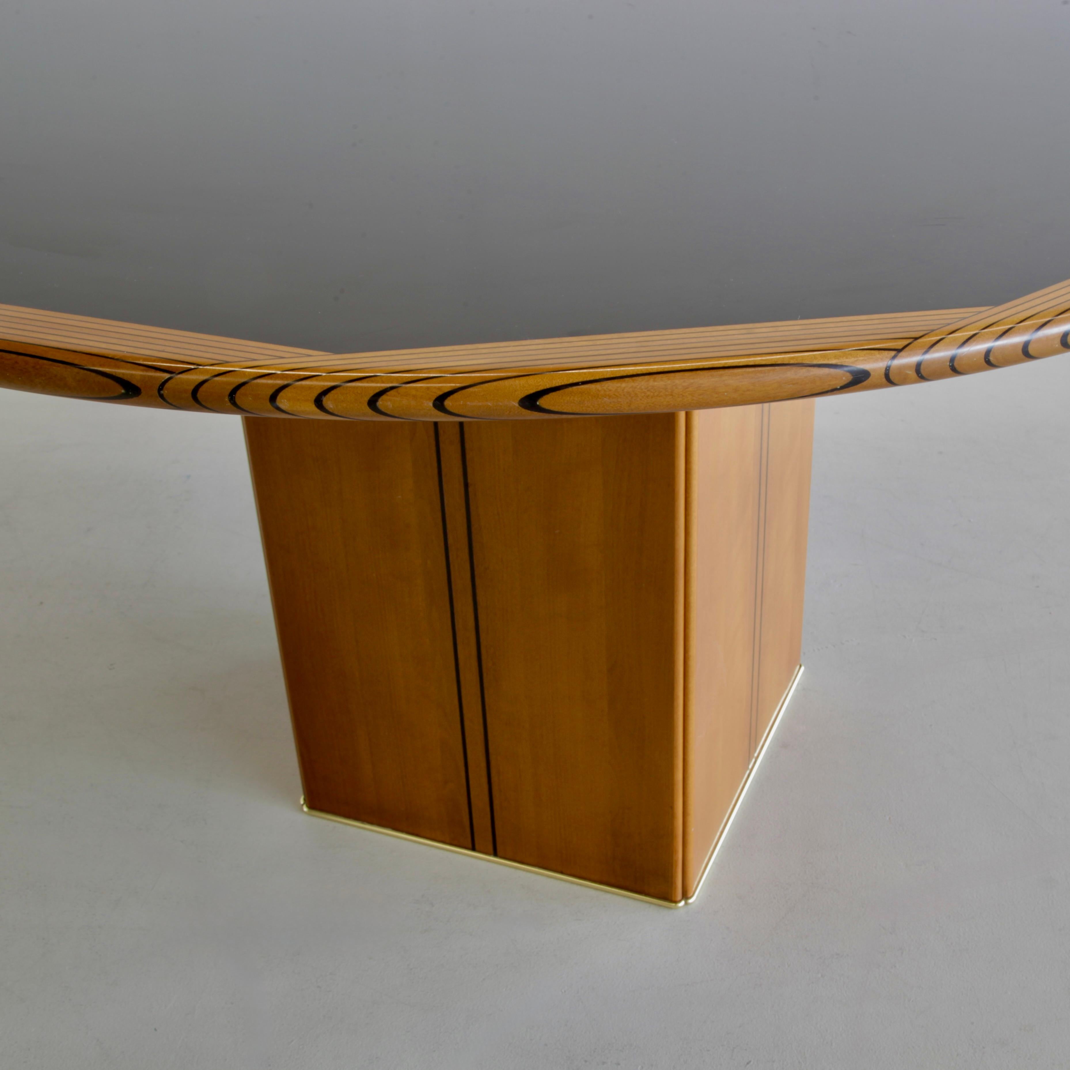 Tavolo da pranzo progettato dal duo di designer Afra & Tobia Scarpa. Italia, Maxalto, 1975.

Grande tavolo rotondo con intarsi neri, bordi in noce massiccio con intarsi in legno nero. Questi bordi sono diventati iconici per questa serie di tavoli e