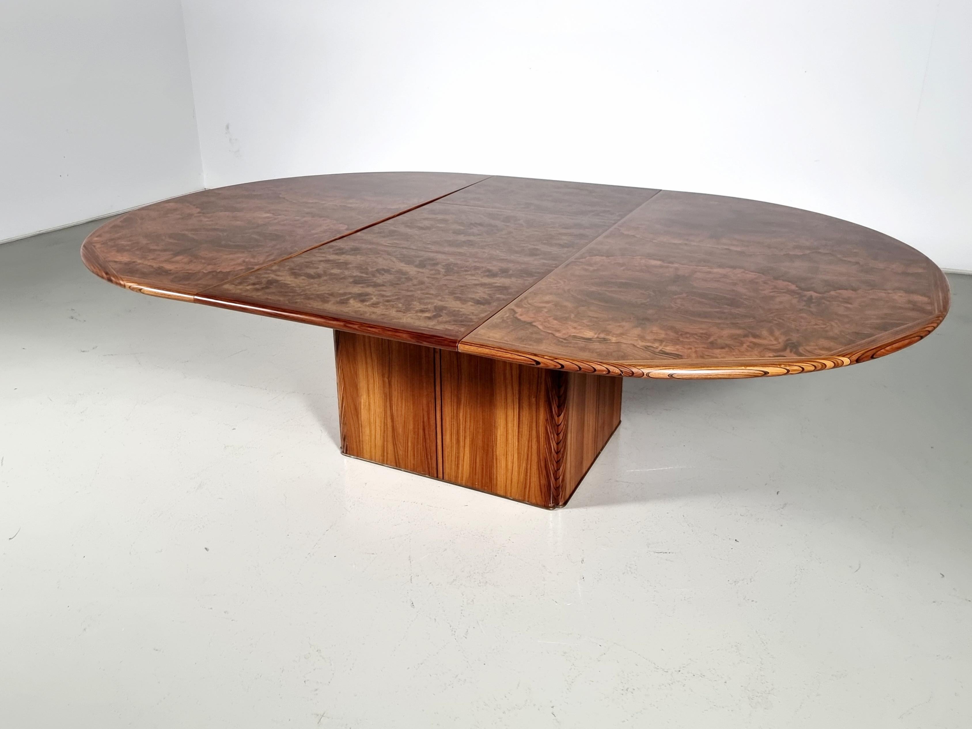 Late 20th Century Artona 'Africa' dining set by Tobia Scarpa in walnut wood and leather, Maxalto For Sale