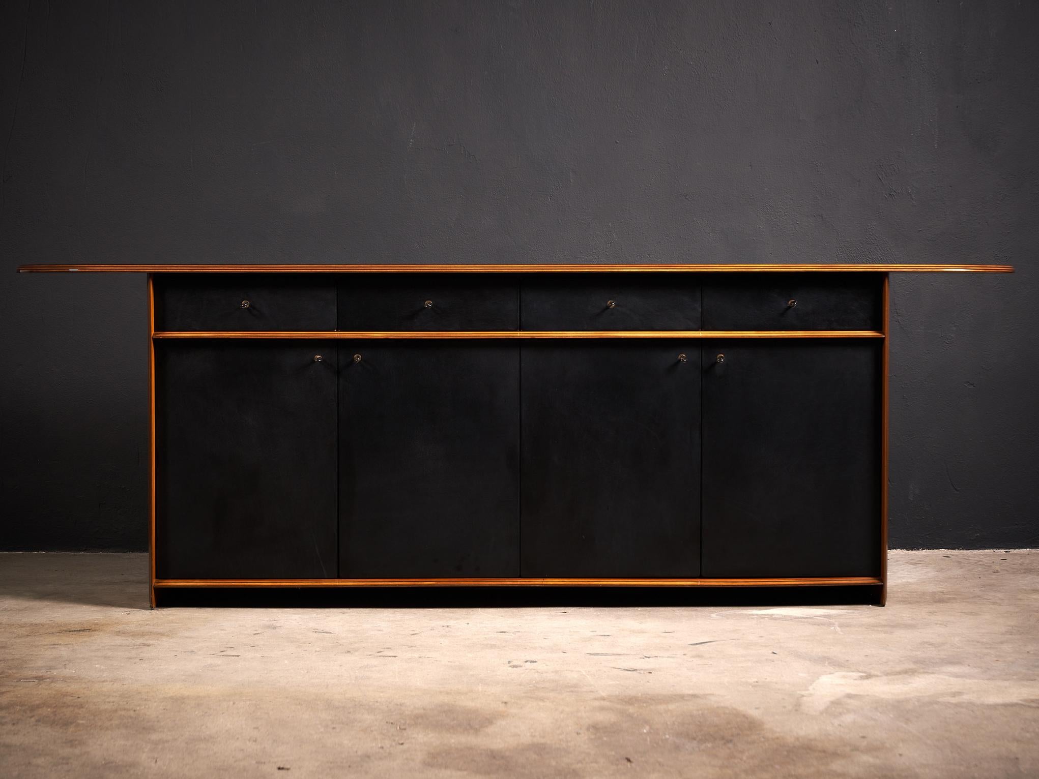 
Le buffet Artona d'Eleg et Tobia Scarpa, produit par Maxalto dans les années 1970, est un meuble classique qui illustre l'élégante simplicité et le savoir-faire impeccable du design italien.

Fabriqué à partir de matériaux de haute qualité, ce