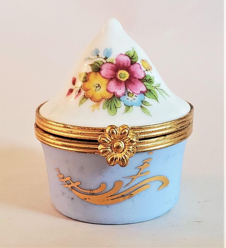 Presenting a lovely and exceptionally cute and quality Artoria Limoges ring box.

Made in Limoges, France, circa 1990.

Can be used as a ring box but replicates as snuff box.

Marked on base as “Artoria Limoges Made in France”.

‘Hand