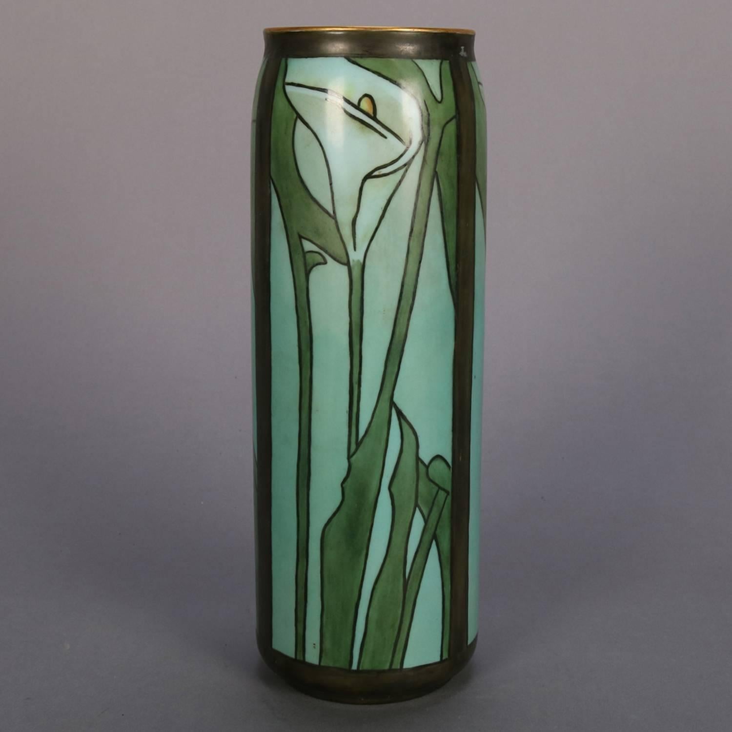 Arts & Vase en porcelaine de la Newcomb School de forme cylindrique avec des lys de calla stylisés peints à la main:: rehauts dorés:: éléments de Rookwood:: marqué sur la base 