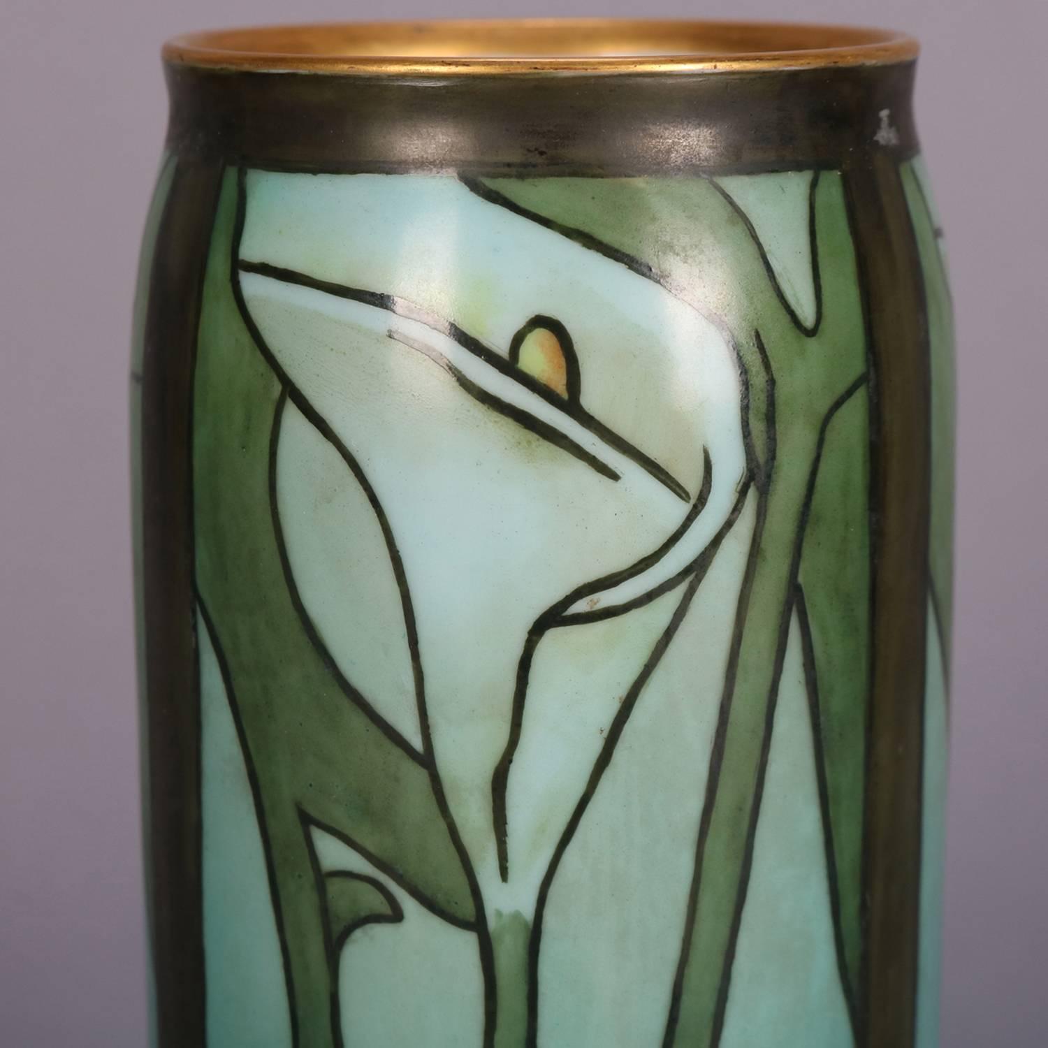 Américain Arts & Vase de lys de calla stylisé peint à la main et doré de l'école Newcomb Crafts