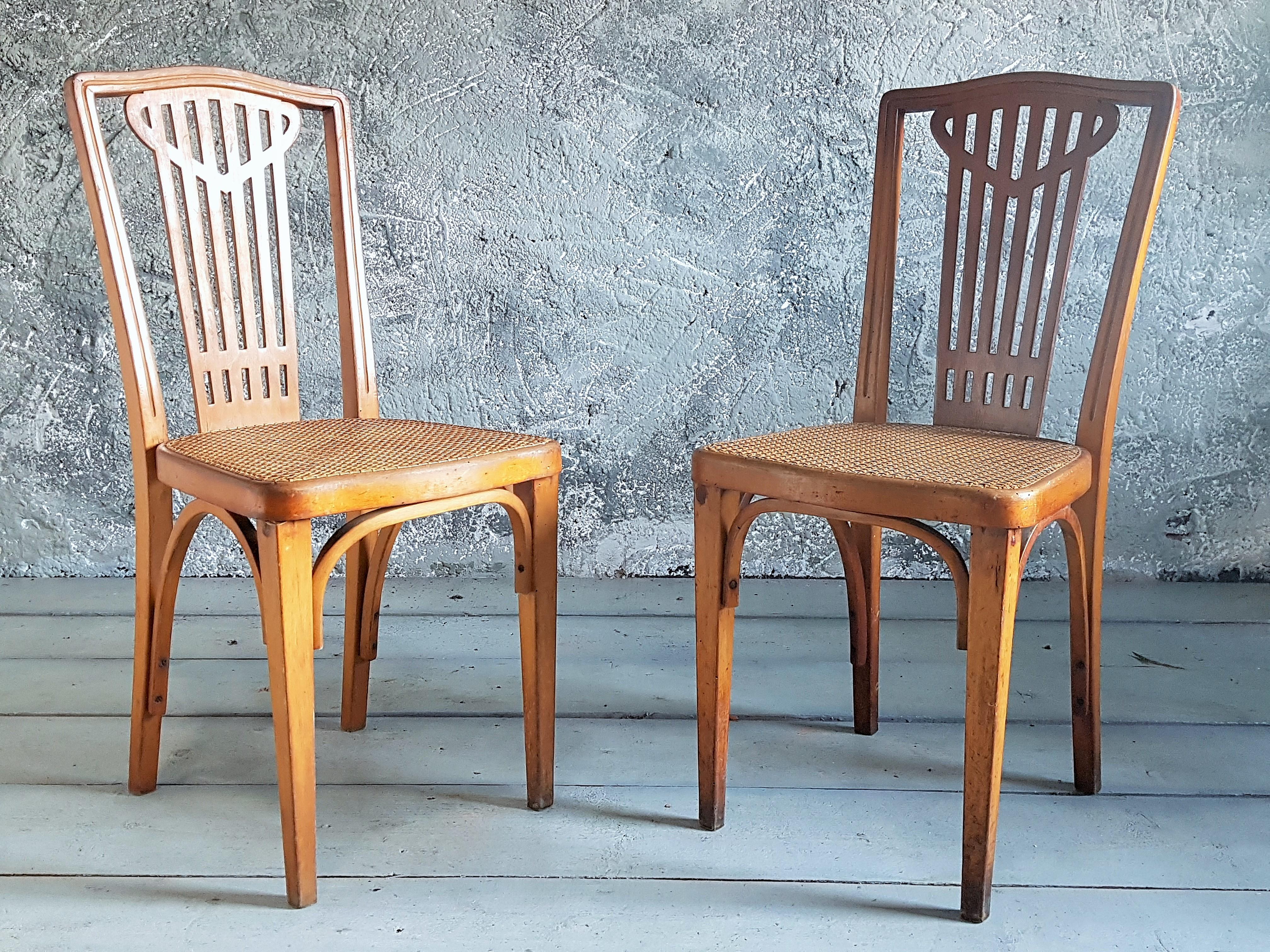 Set of 8 Thonet chairs, bentwood with viennese braid. all signed.

As found condition.

All chairs a solid and stable. 

4 of the braids are perfect, 4 have small lesions, still ok for seating.