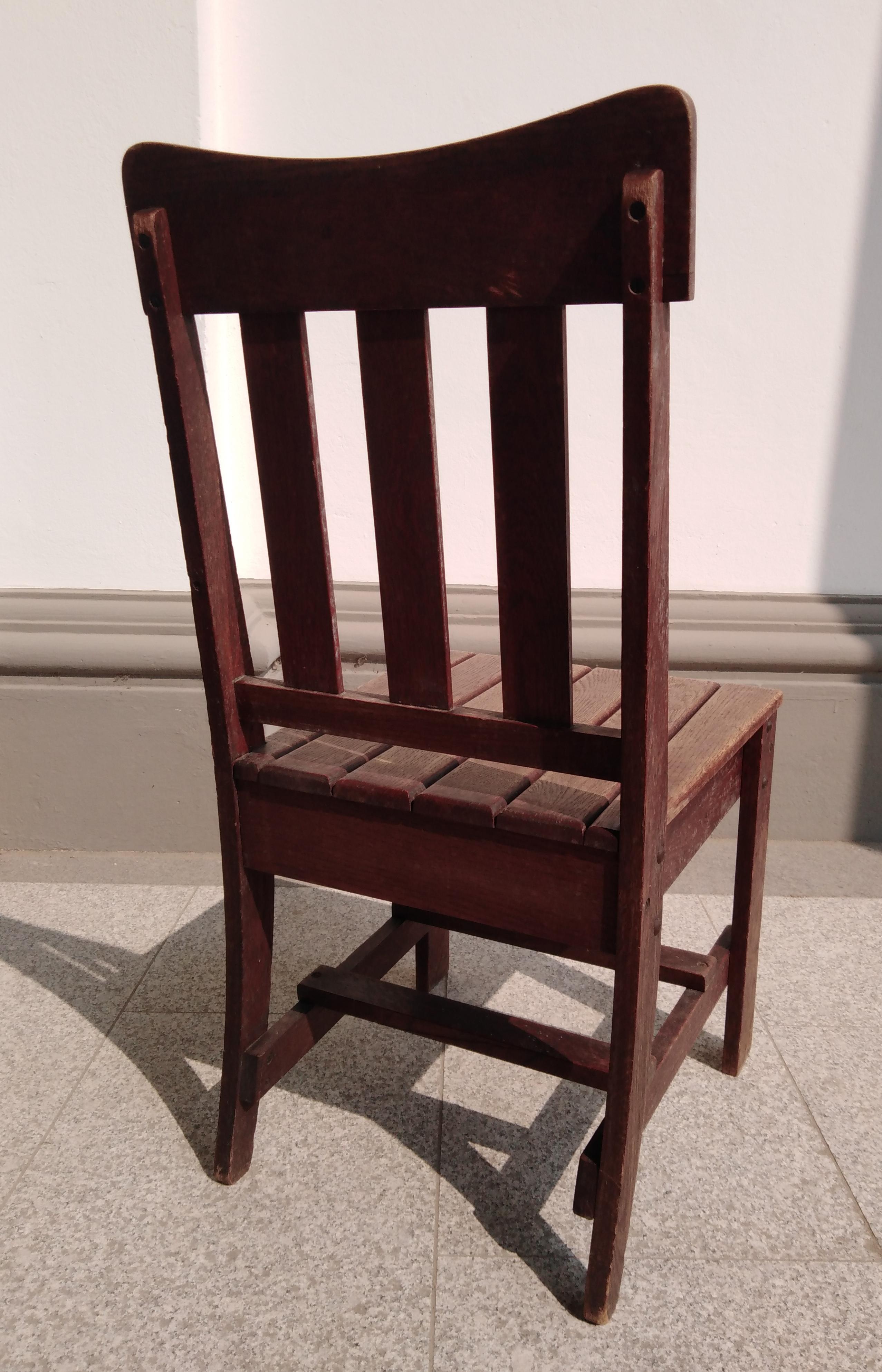 Early 20th Century arts and craft chair in the manner of Gustav Stickley For Sale