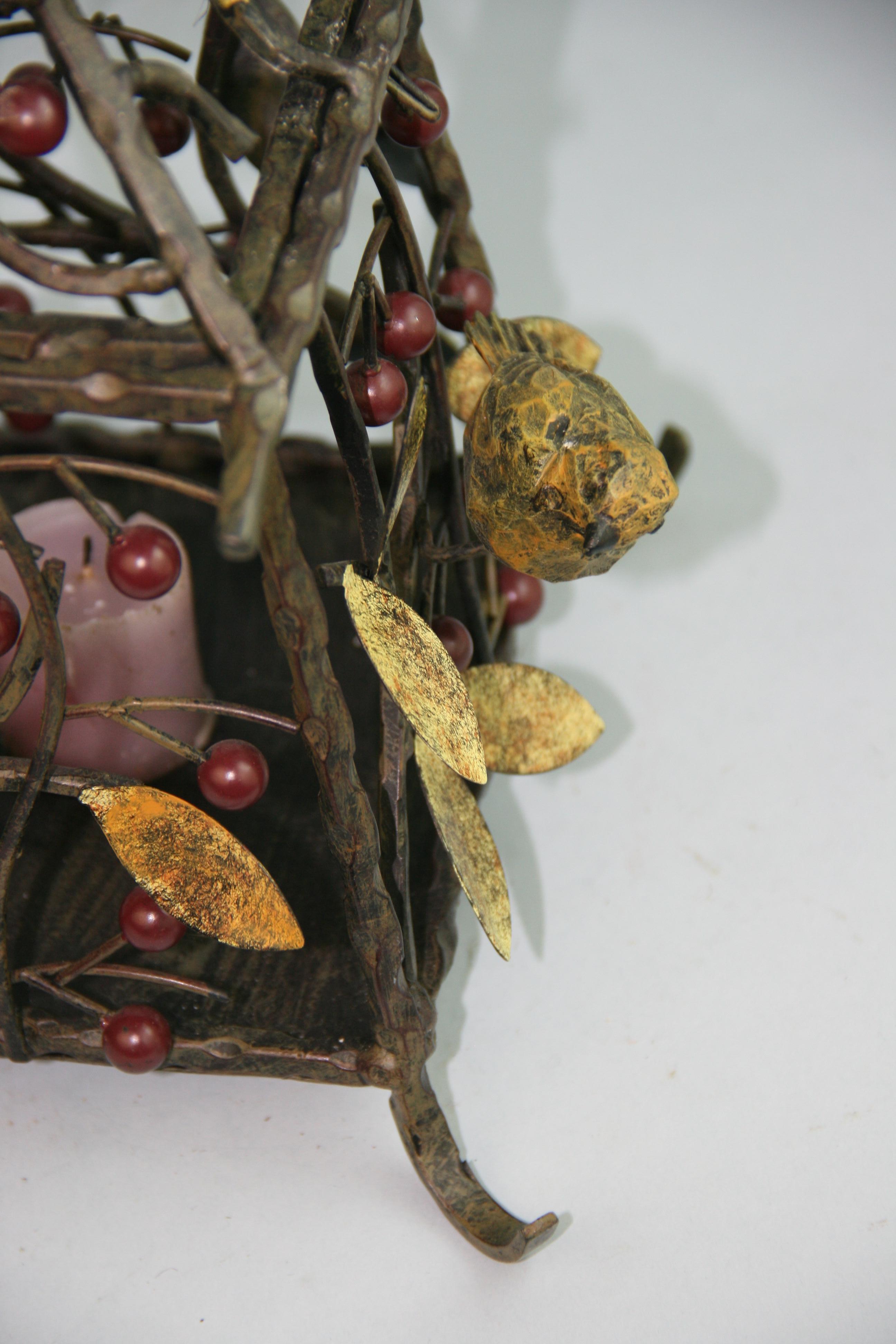 Arts et métiers d'art  Lanterne avec oiseaux, feuilles et baies en vente 4