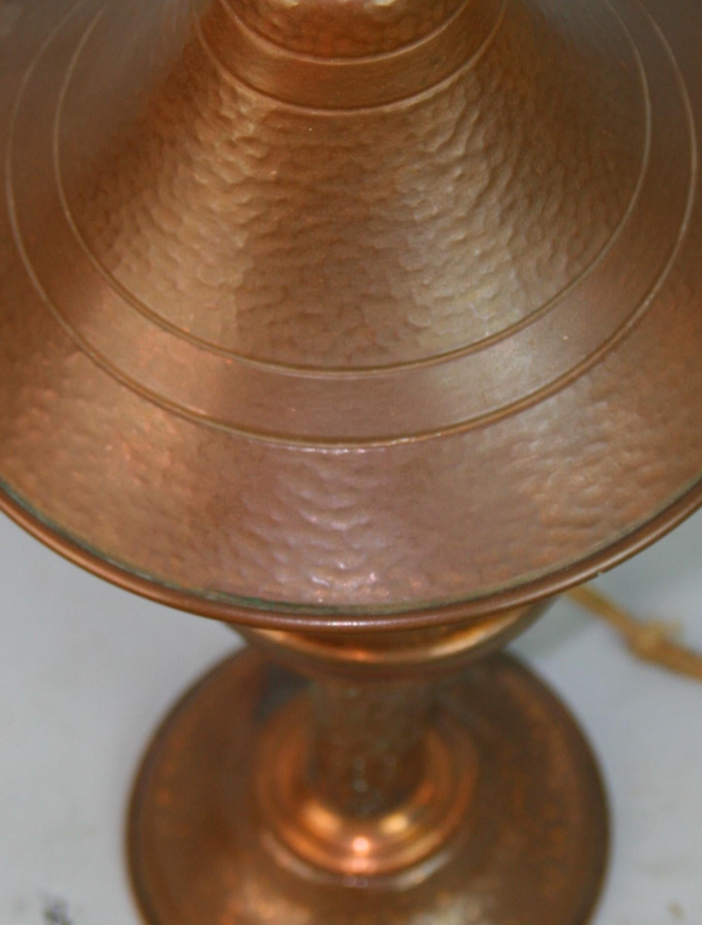Arts and Craft Hand Hammered Copper Table Lamp In Good Condition For Sale In Douglas Manor, NY