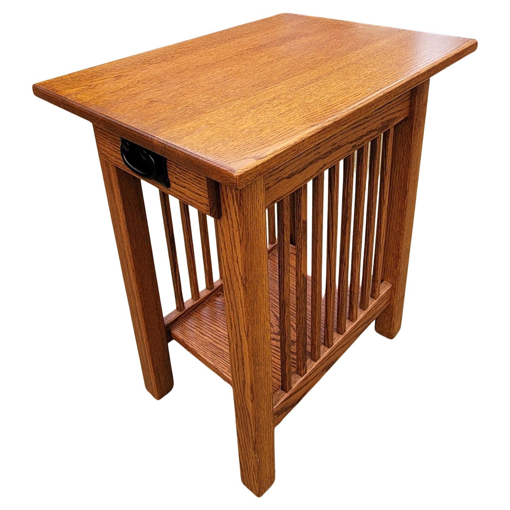 Arrts & Crafts Quarter-Sawn oak side table in great condition, measring 16