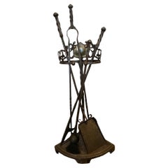 Strumenti per caminetto in ferro battuto di Arts and Craft con supporto