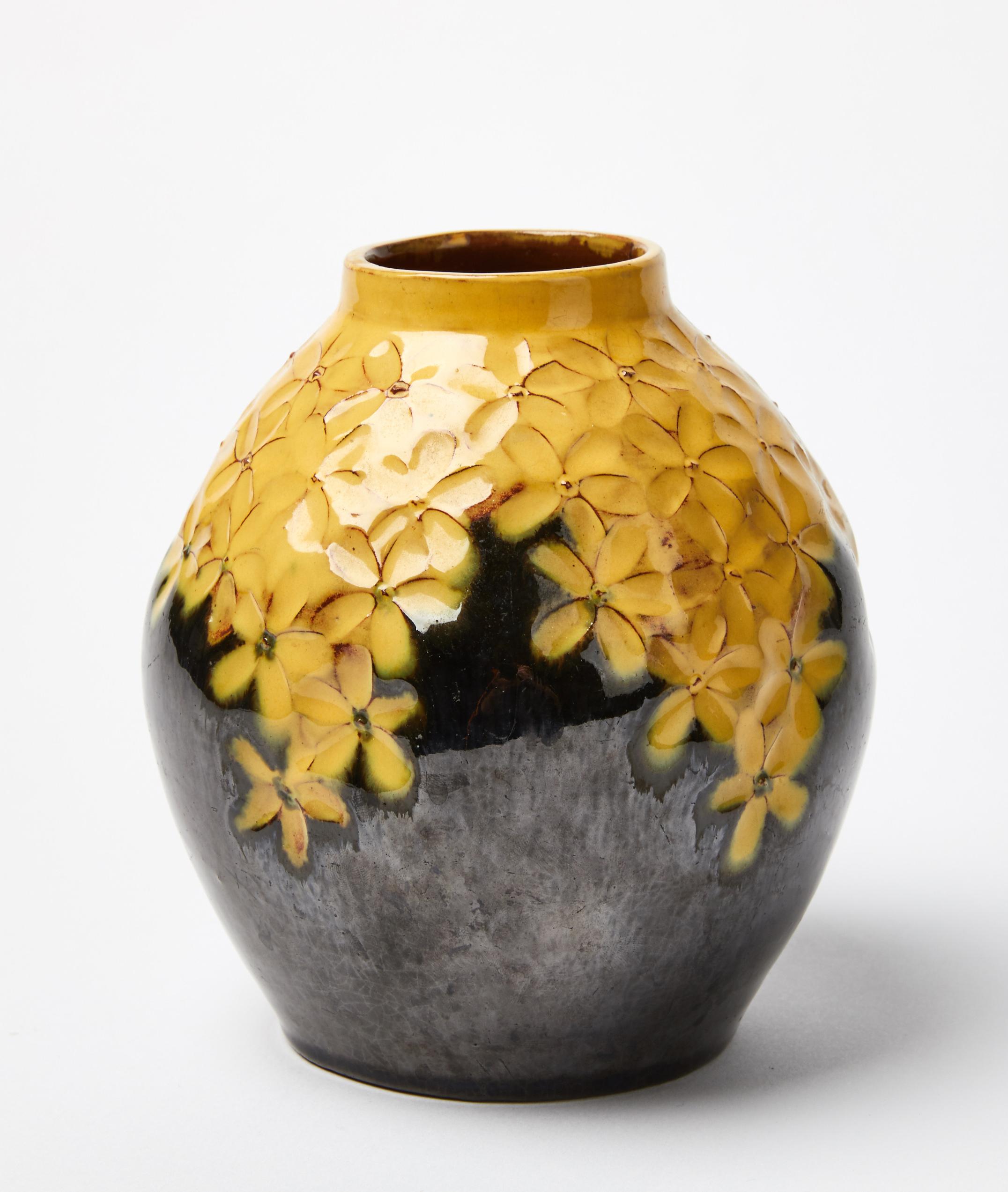Wir stellen eine sehr seltene und bezaubernde gelbe Blumenvase in unregelmäßiger Form von Hilma Persson Hjelm, Schweden, vor. Es verkörpert die Essenz zeitloser Eleganz und ist eine perfekte Mischung aus künstlerischer Tradition und Design. Diese