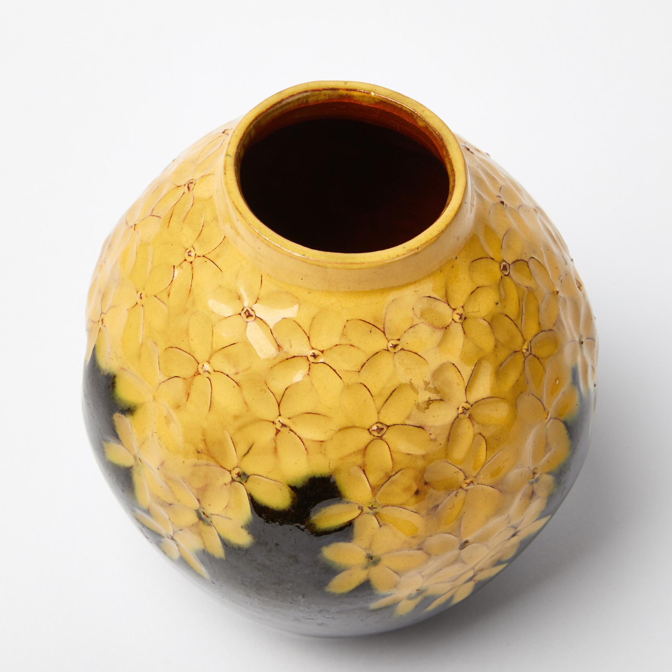 Arts and Crafts Vase à fleurs jaune Arts and Craft de forme irrégulière par Hilma Persson Hjelm en vente