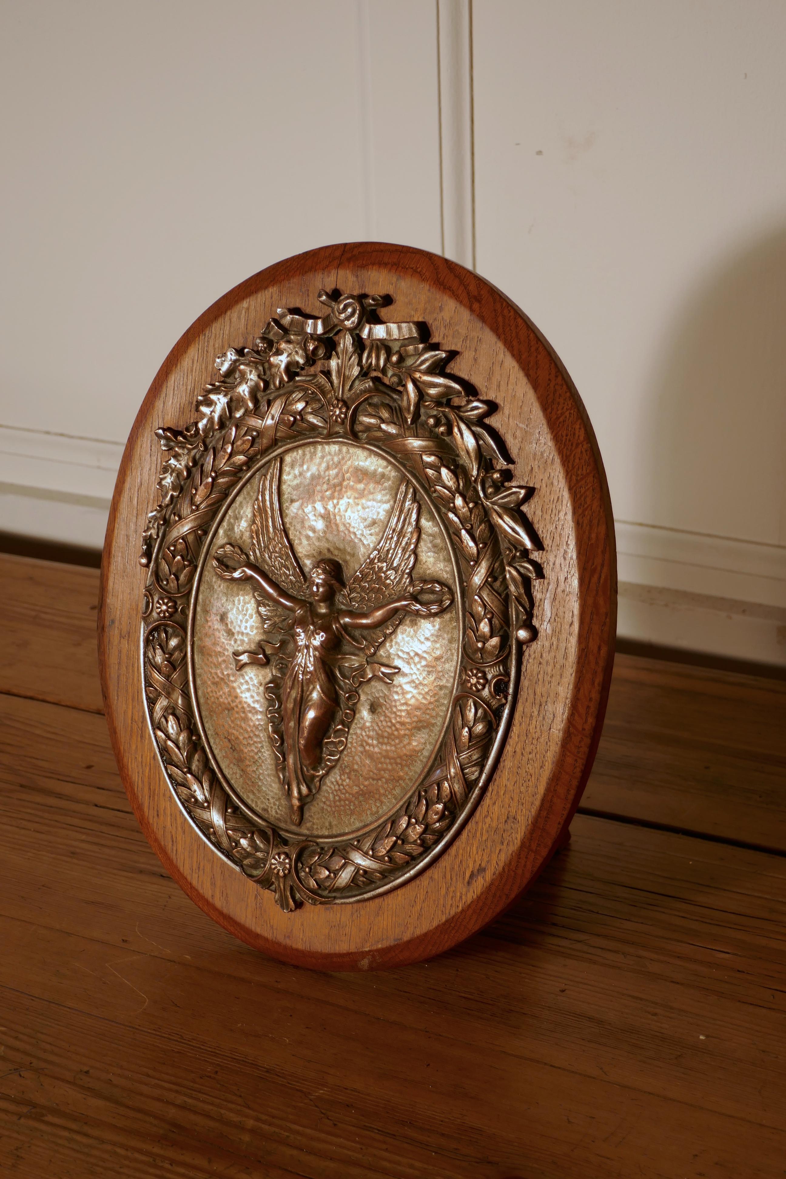 XIXe siècle Trophée Arts and Crafts du 19ème siècle en forme de bouclier avec la déesse de la victoire  en vente