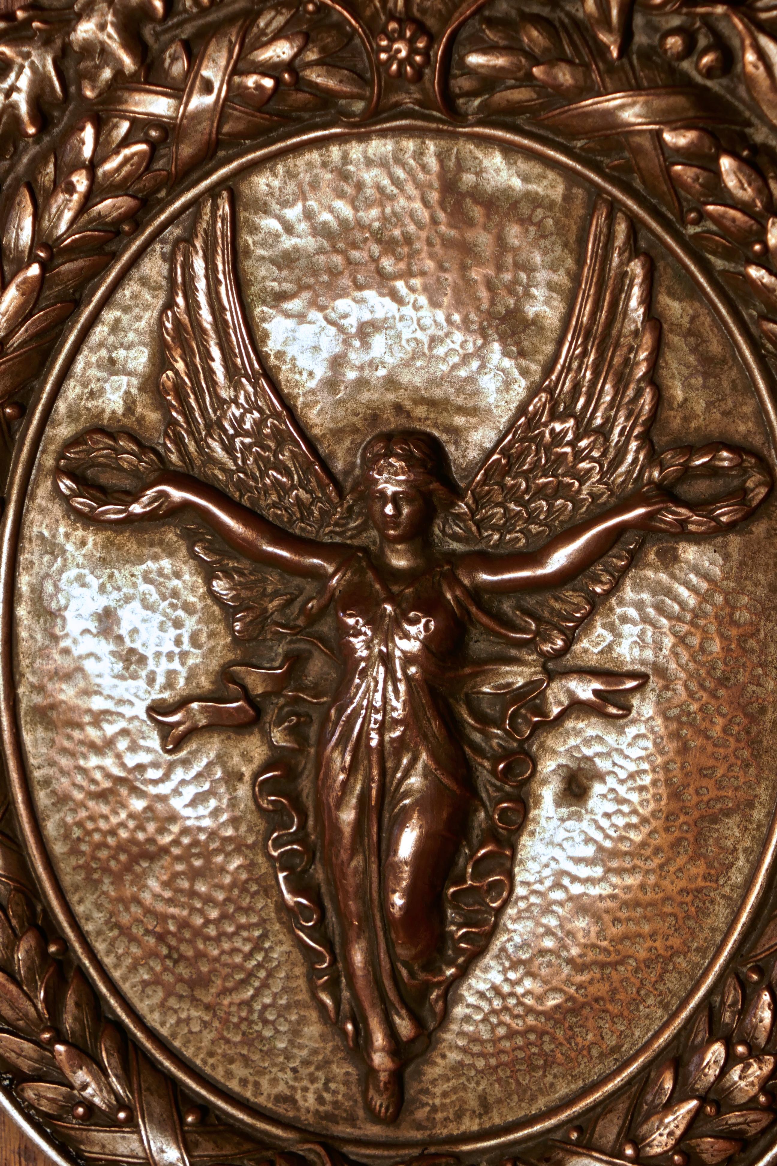 Trophée Arts and Crafts du 19ème siècle en forme de bouclier avec la déesse de la victoire  en vente 1