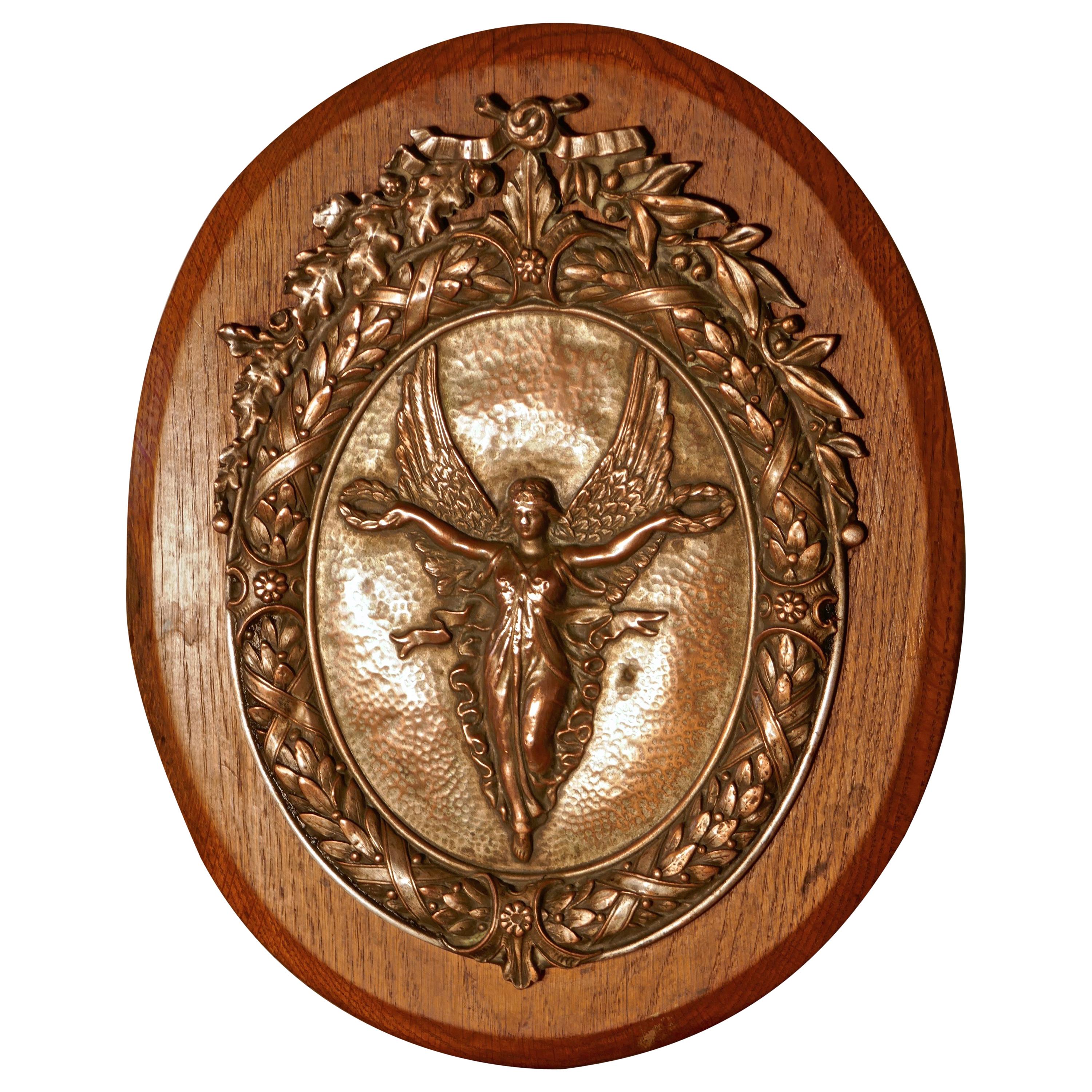 Trophée Arts and Crafts du 19ème siècle en forme de bouclier avec la déesse de la victoire  en vente