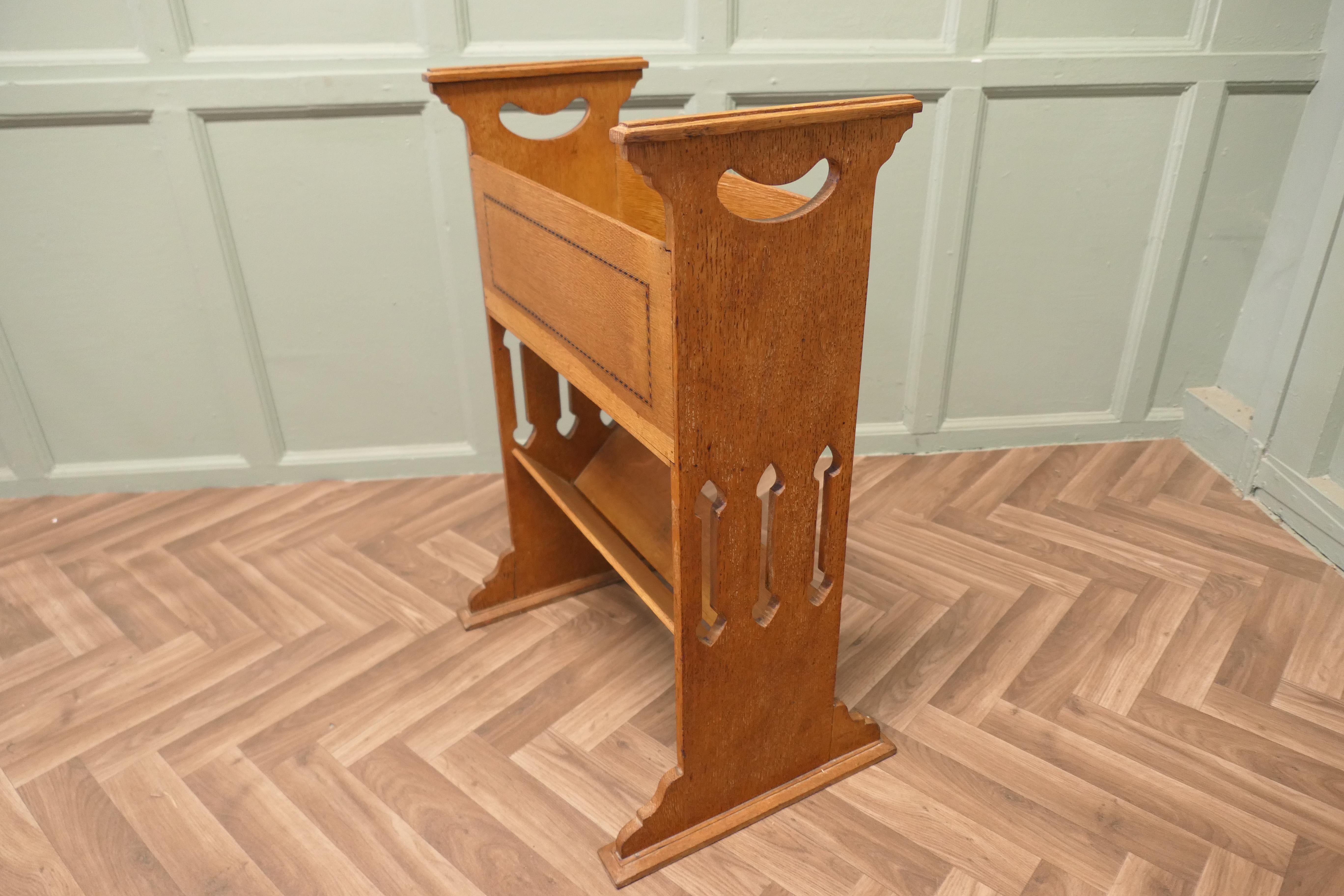Arts and Crafts 2 Tier Golden Oak Bücherregal   Dieses Bücherregal aus Eiche hat 2 offene Regale (Spätes 19. Jahrhundert) im Angebot