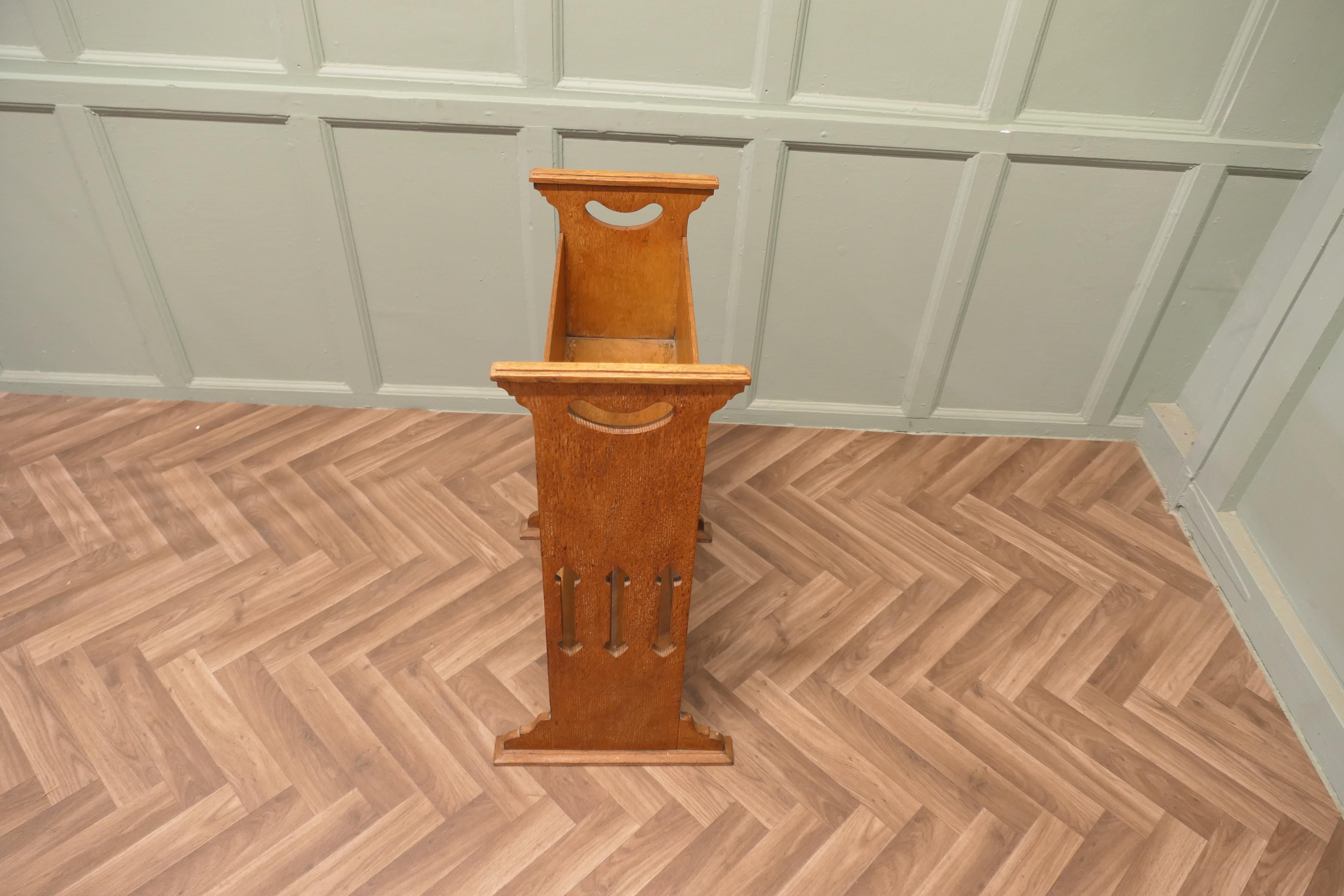 Arts and Crafts 2 Tier Golden Oak Bücherregal   Dieses Bücherregal aus Eiche hat 2 offene Regale im Angebot 1