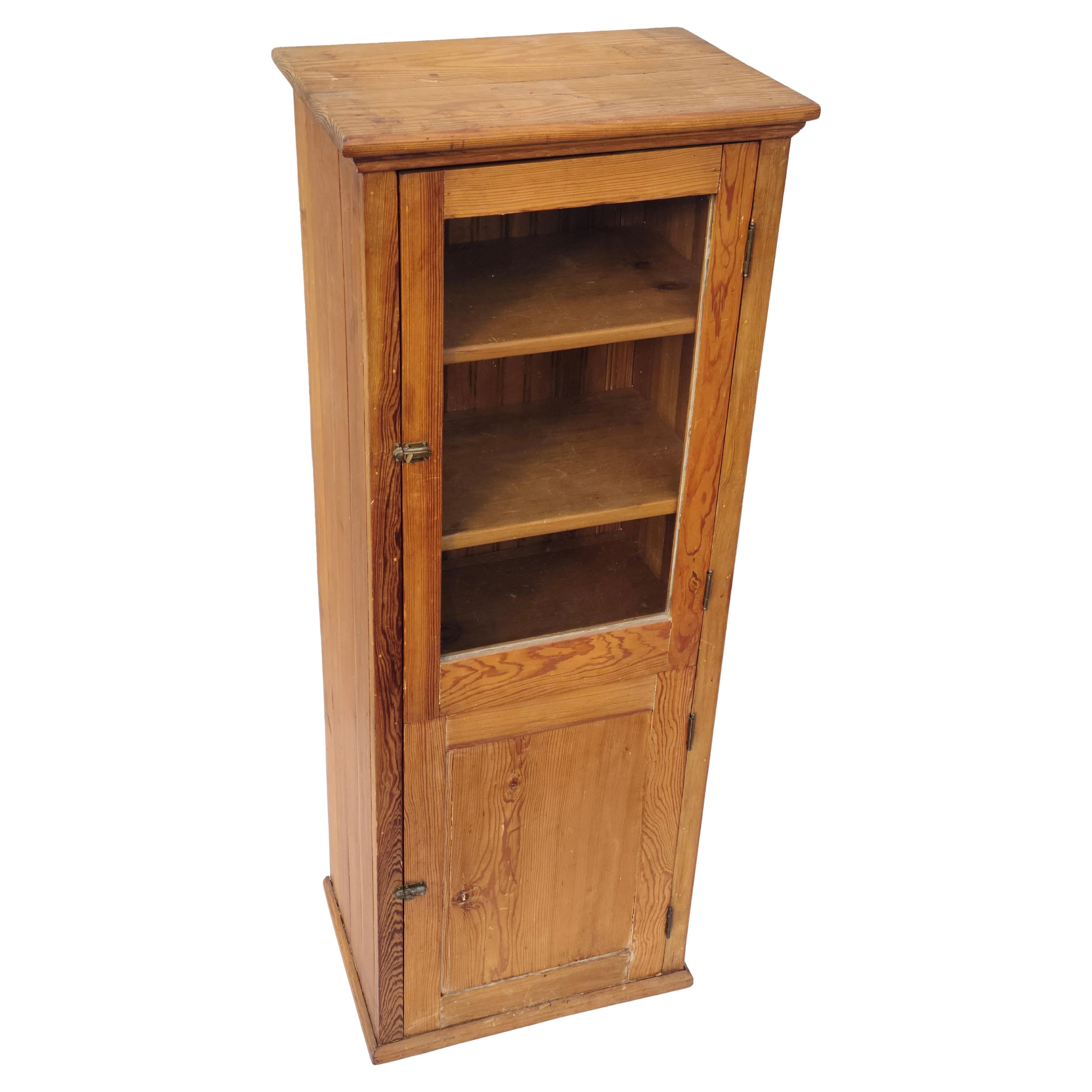 Arts and Crafts Apothecary Medicine Cabinet In Good Condition For Sale In Fraser, MI