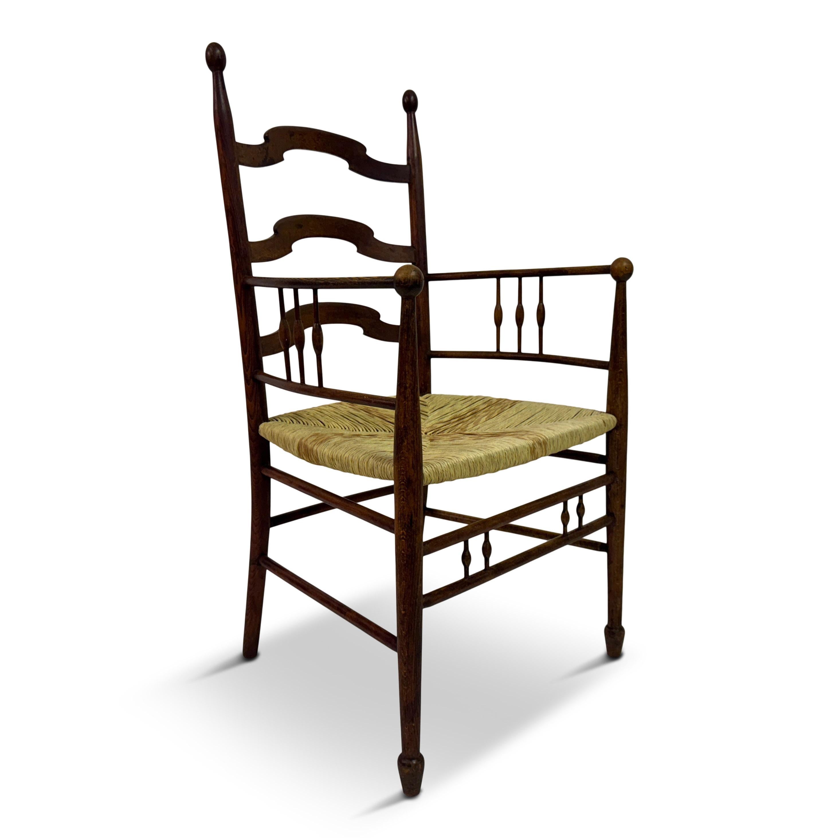 Fauteuil Arts & Crafts en orme, attribué à William Birch pour Liberty & Co, vers 1900

Un fauteuil Arts & Crafts de caractère exceptionnel en orme richement patiné, attribué à William Birch de High Wycombe et probablement vendu par Liberty & Co,