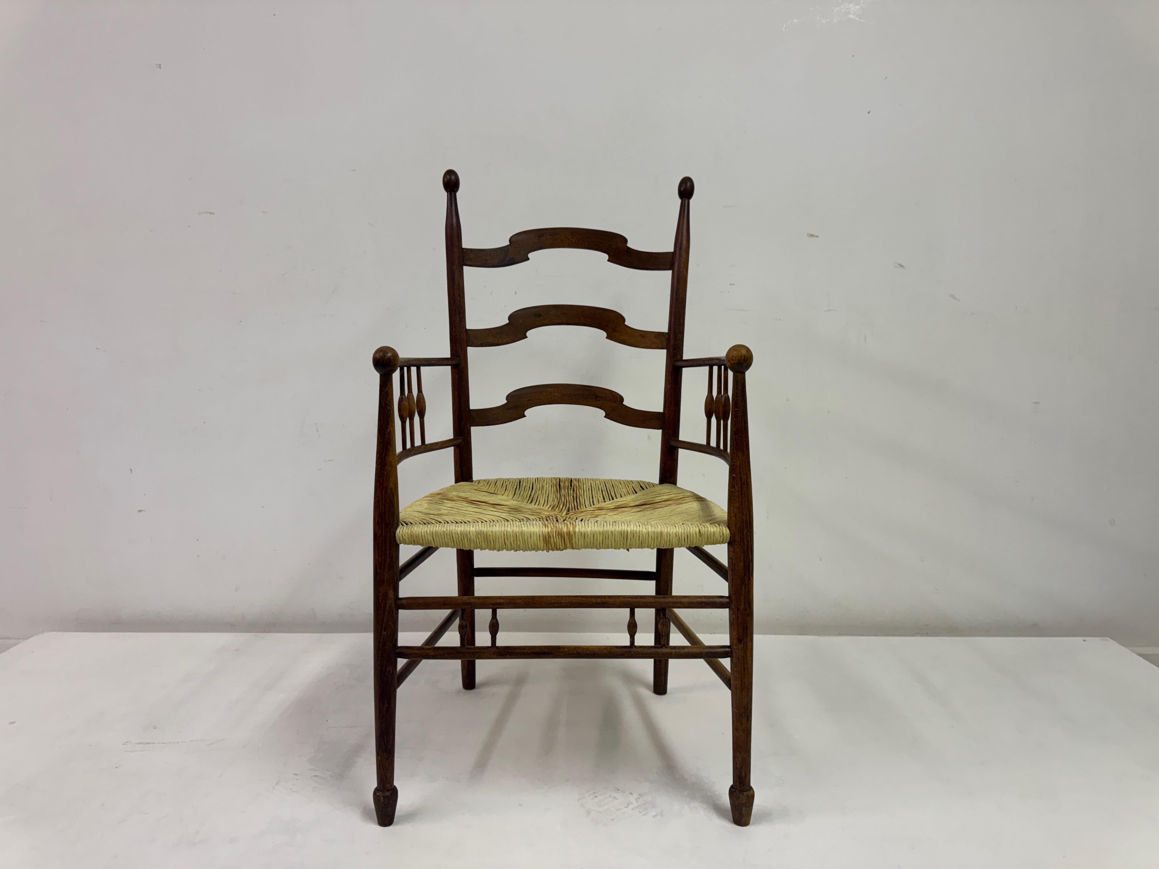 Britannique Fauteuil Arts and Crafts en orme Peut-être pour Liberty & Co en vente