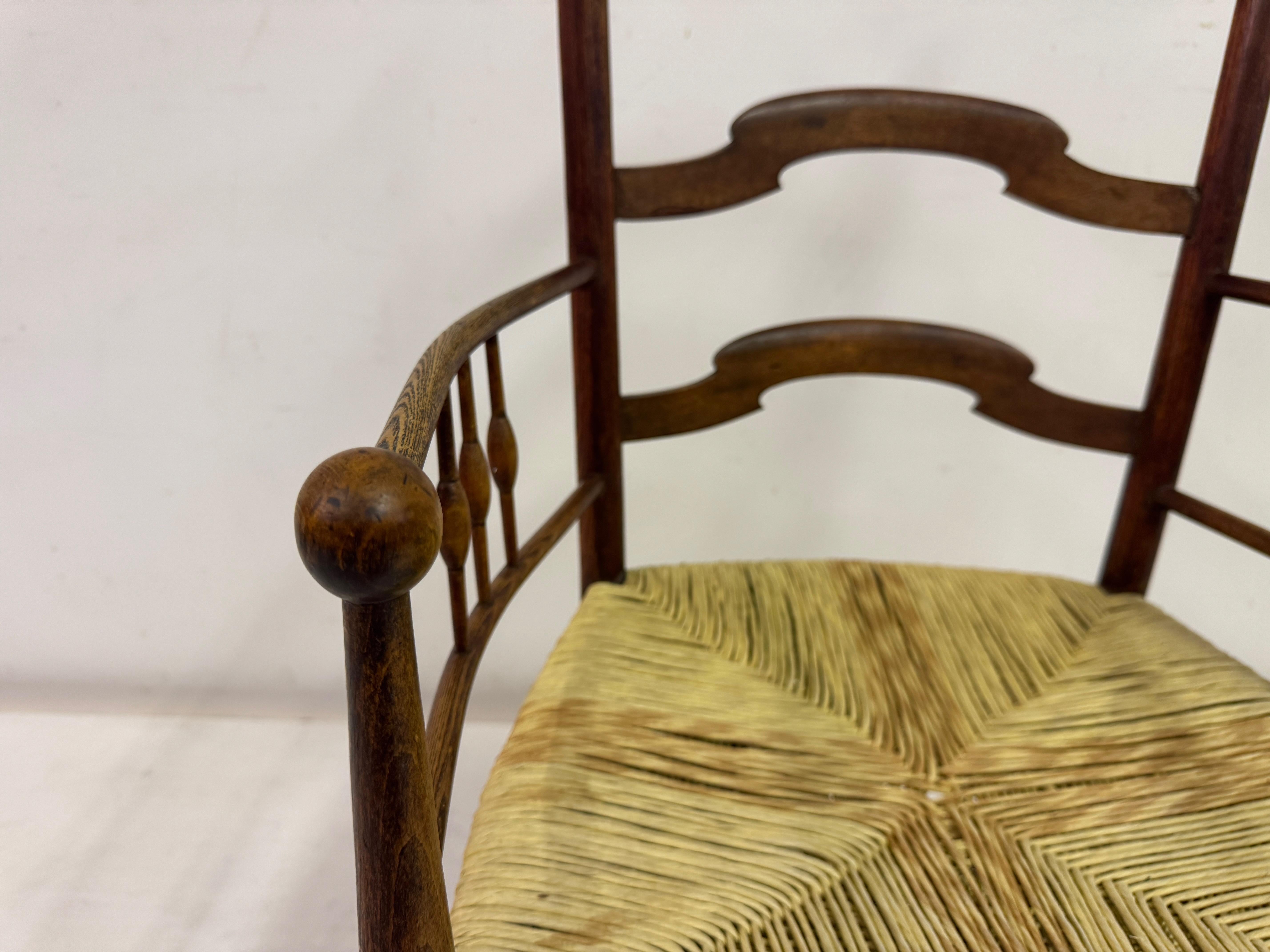 20ième siècle Fauteuil Arts and Crafts en orme Peut-être pour Liberty & Co en vente