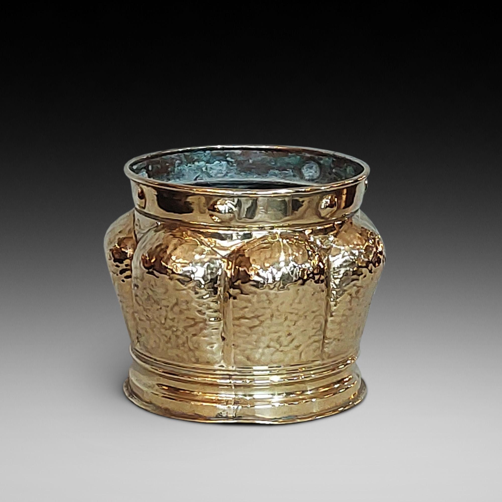 Kunsthandwerklich geprägter Messing-Pflanzkübel mit aufgeblasenen Paneelen um 1900 - 9 