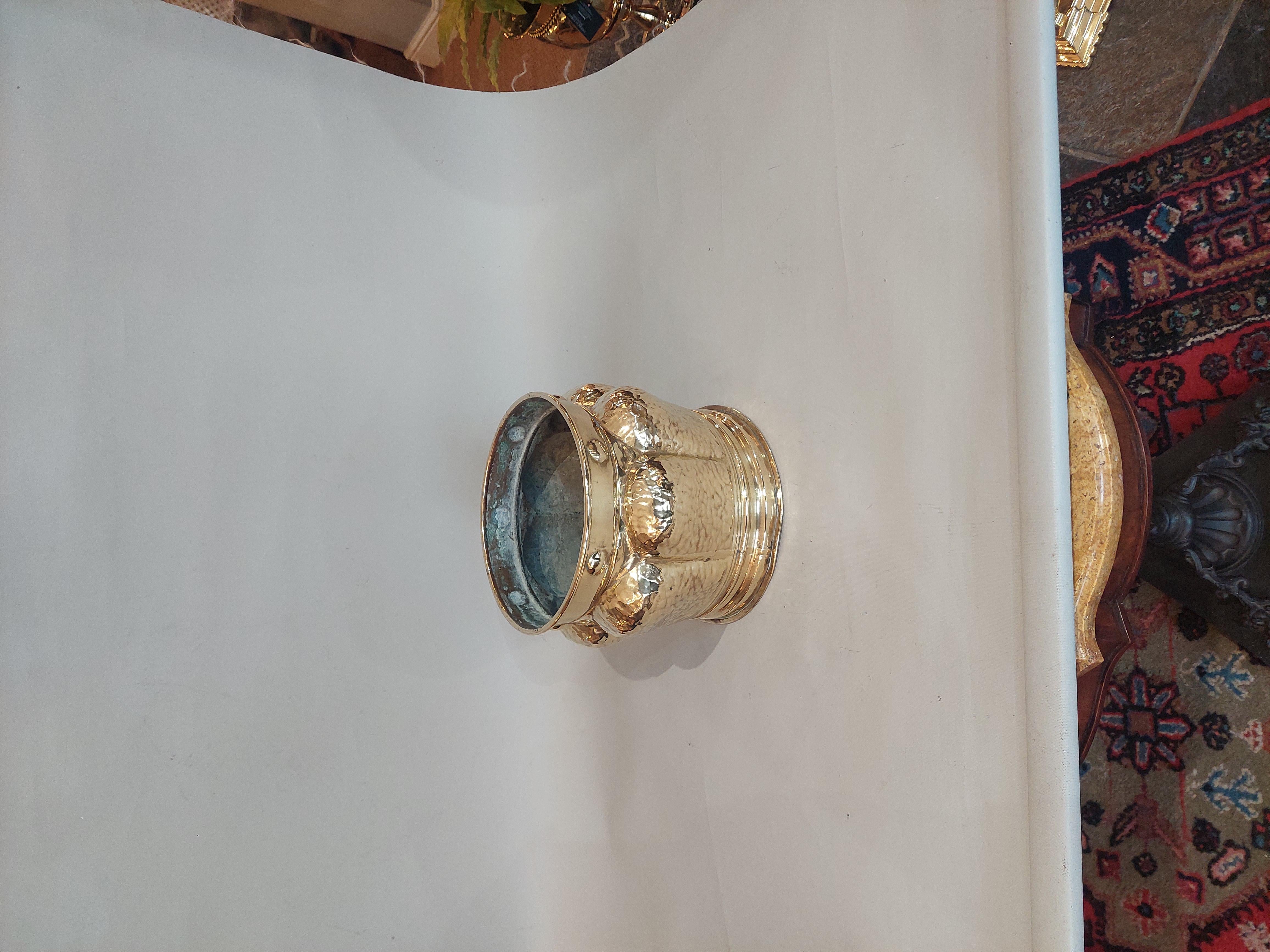 Arts and Crafts Geschlagenes Messing Pflanzgefäß um 1900 (Südafrikanisch) im Angebot