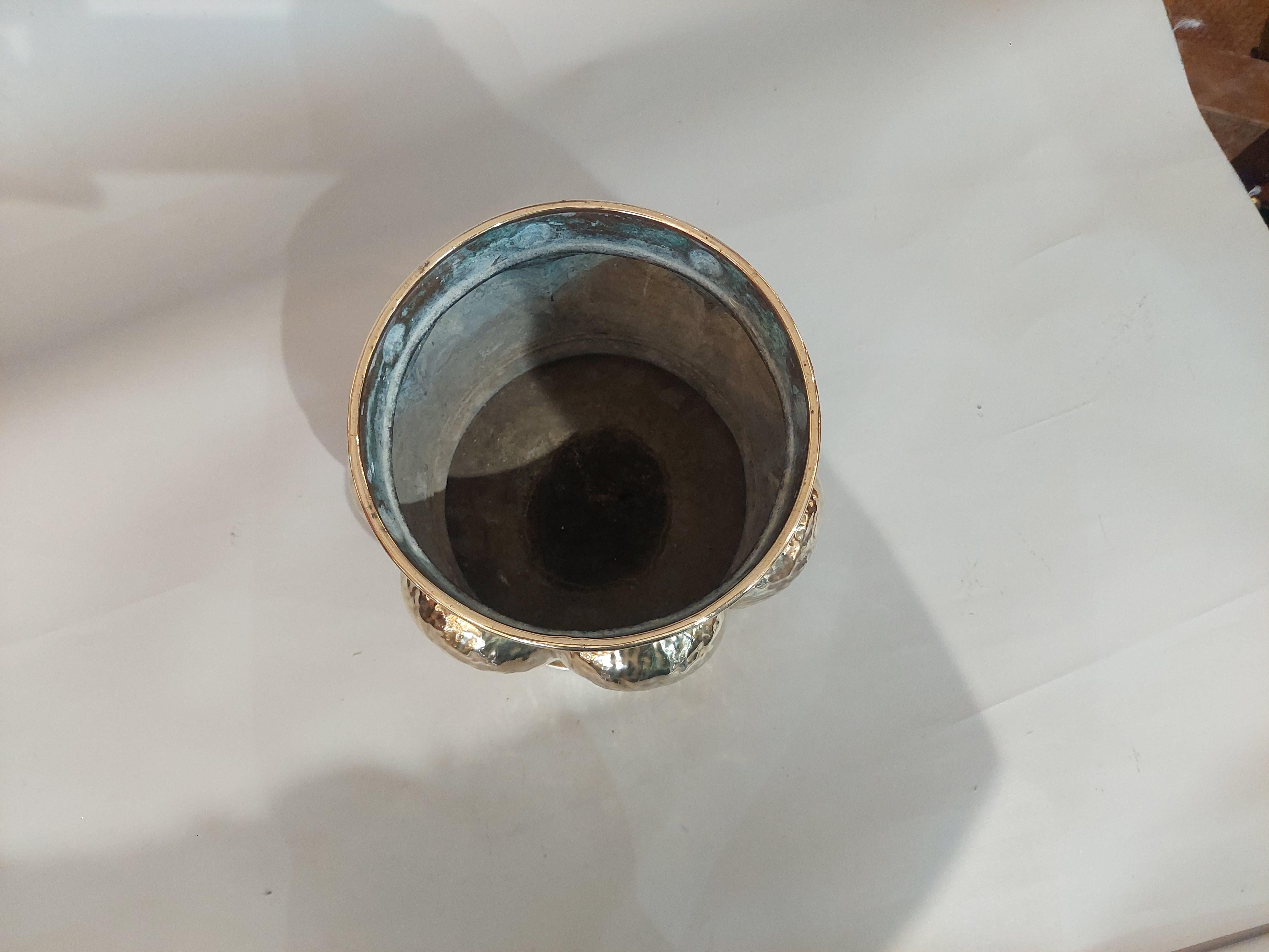 Arts and Crafts Geschlagenes Messing Pflanzgefäß um 1900 (Gegossen) im Angebot