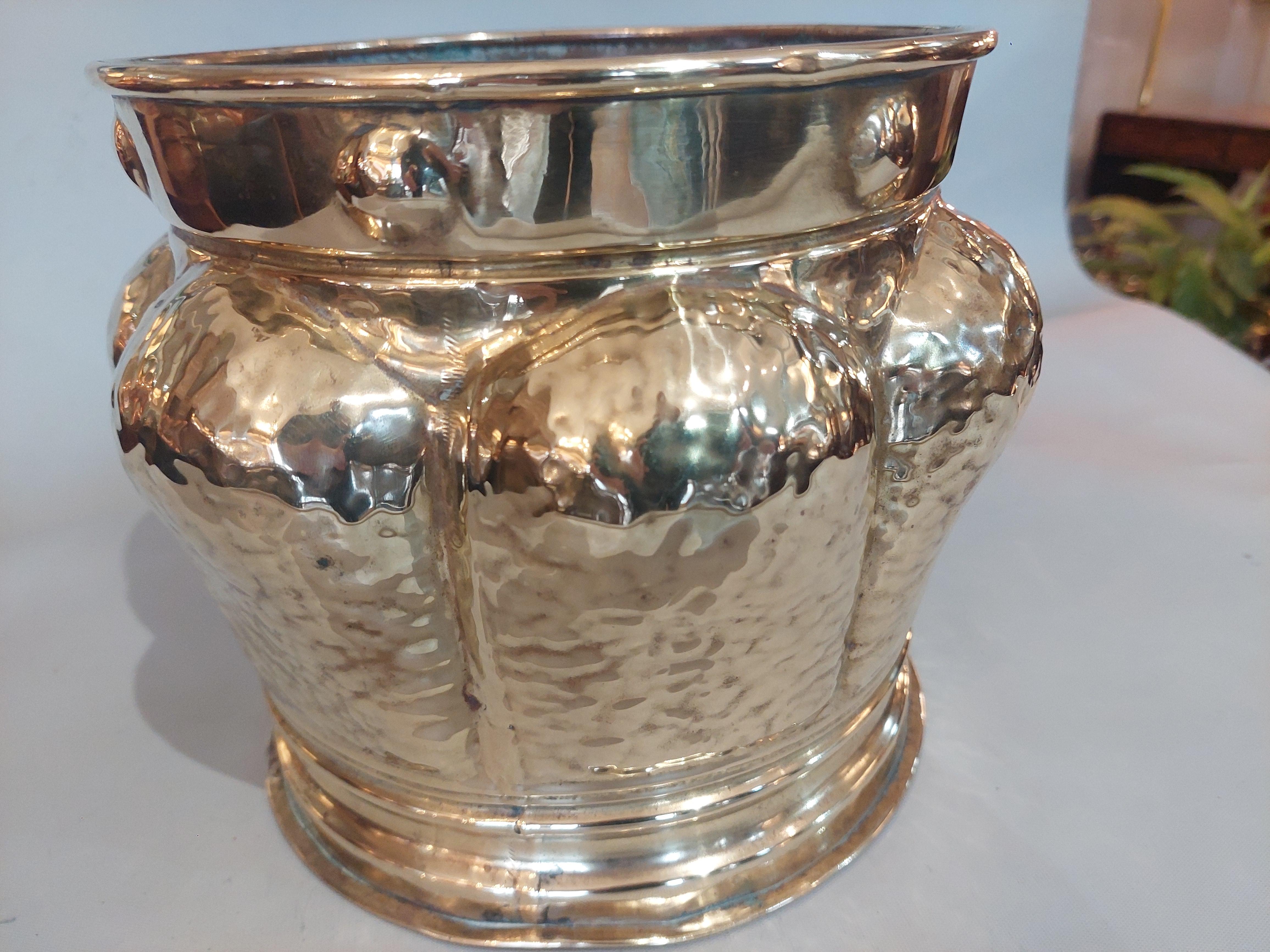 Arts and Crafts Geschlagenes Messing Pflanzgefäß um 1900 im Zustand „Gut“ im Angebot in Altrincham, GB