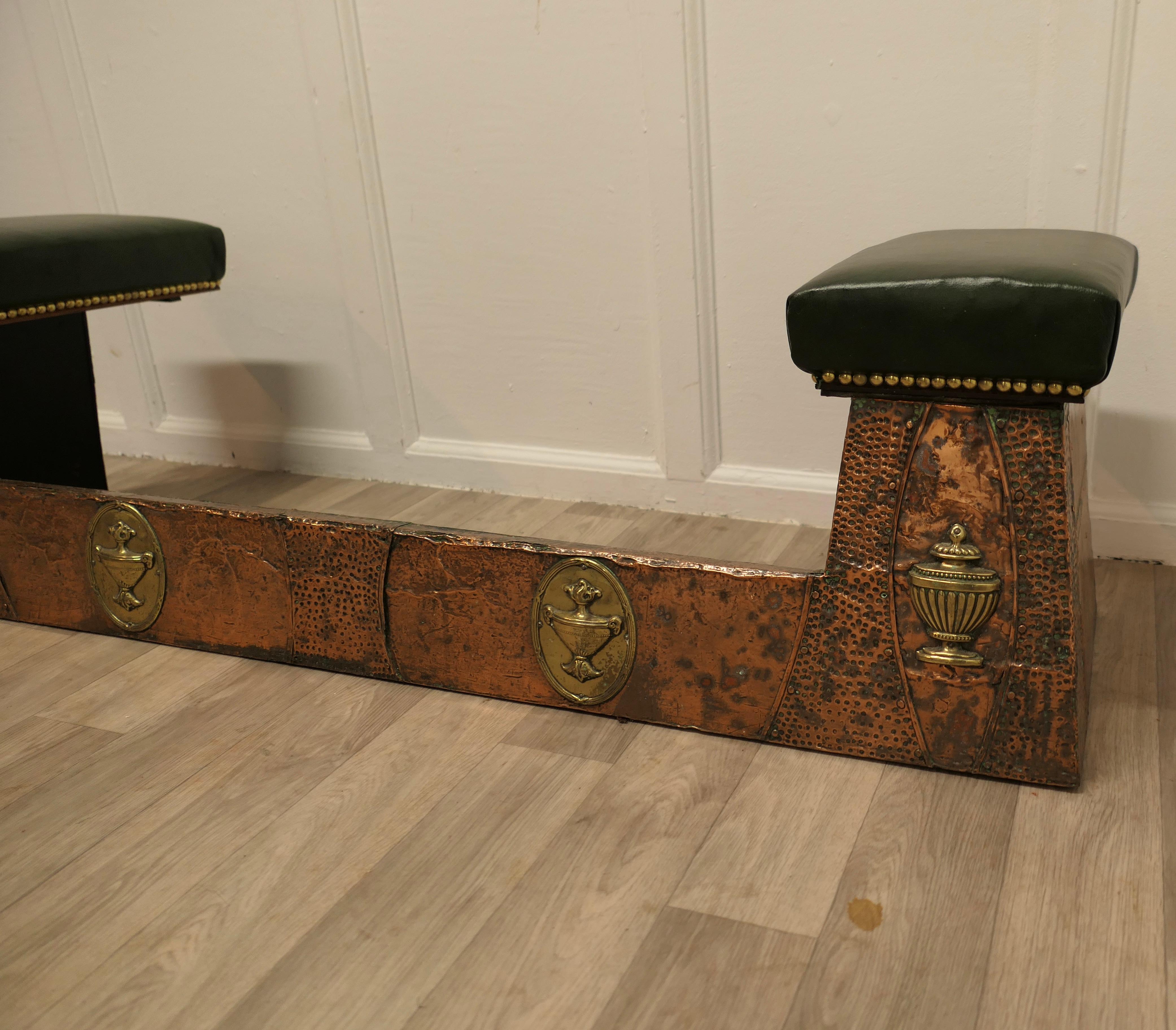 Arts and Crafts Beaten Copper and Brass Club Fender, Inglenook Fireside Seat Bon état - En vente à Godshill, Isle of Wight