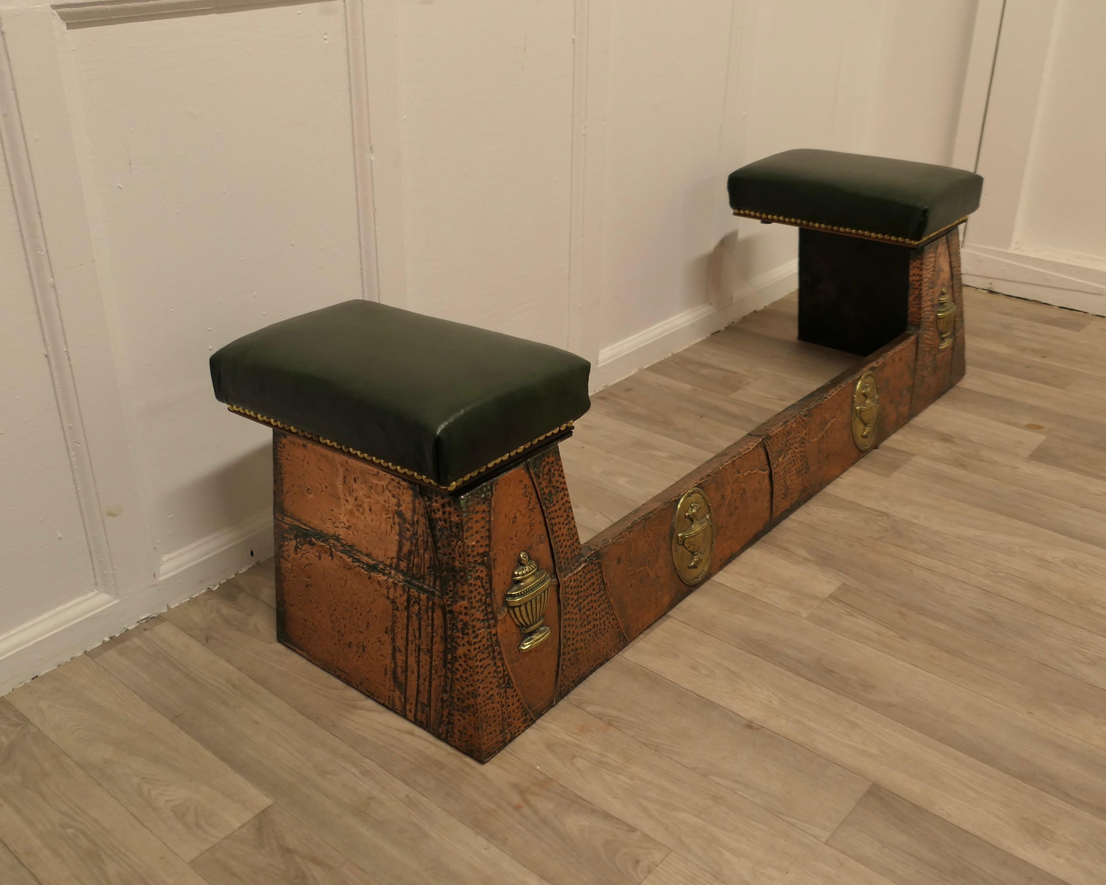 Fin du XIXe siècle Arts and Crafts Beaten Copper and Brass Club Fender, Inglenook Fireside Seat en vente
