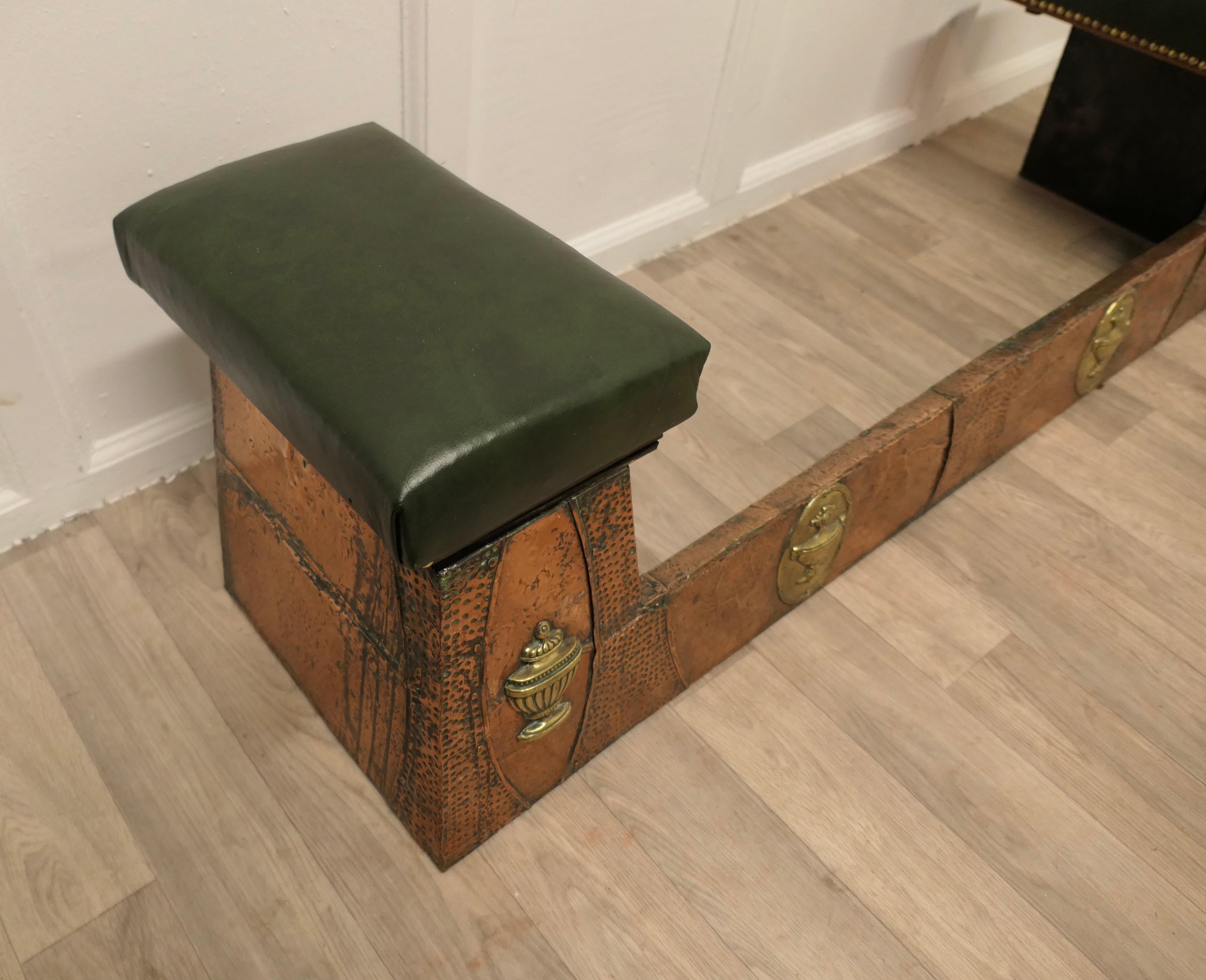 Cuivre Arts and Crafts Beaten Copper and Brass Club Fender, Inglenook Fireside Seat en vente