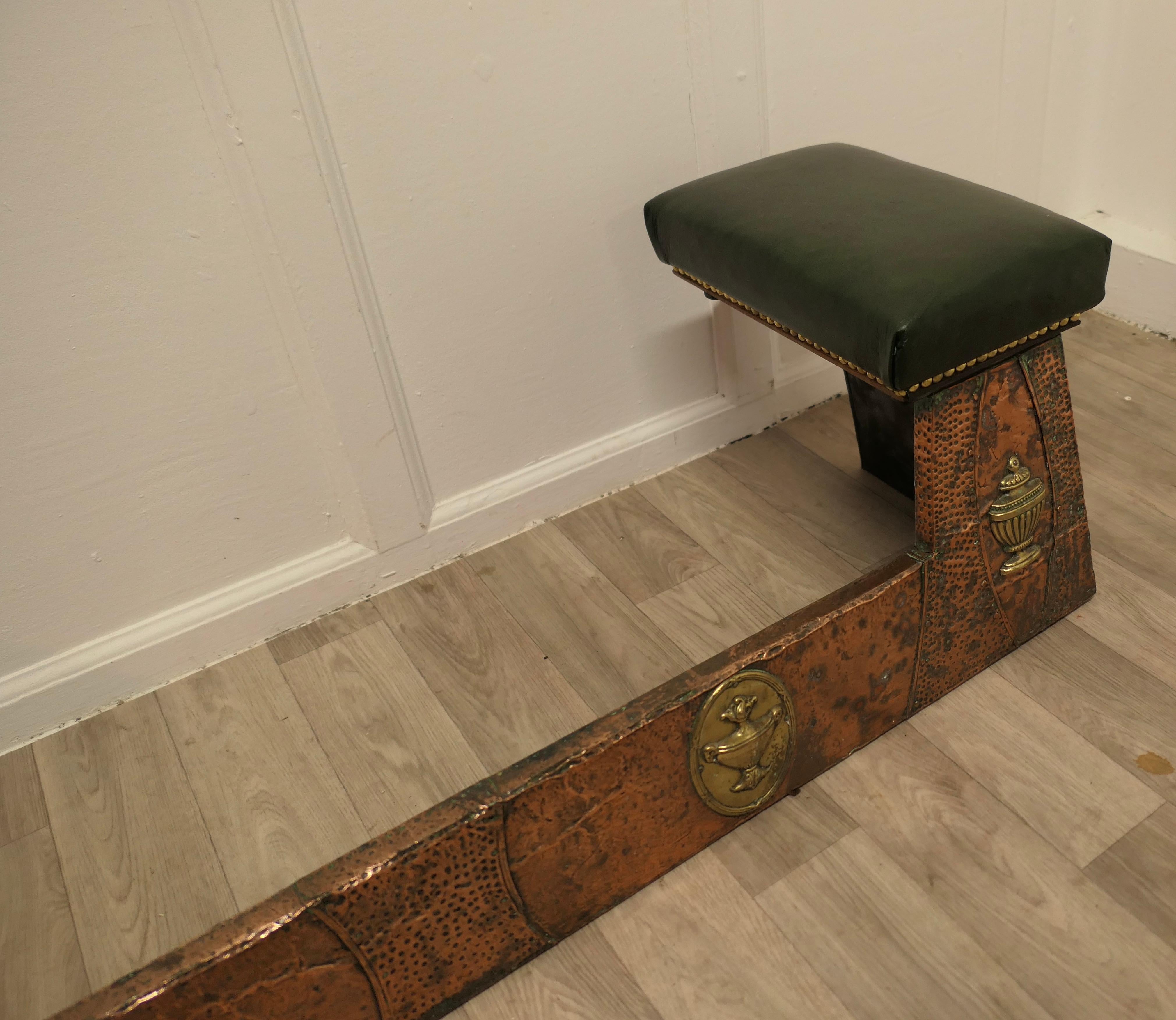 Arts and Crafts Beaten Copper and Brass Club Fender, Inglenook Fireside Seat en vente 1